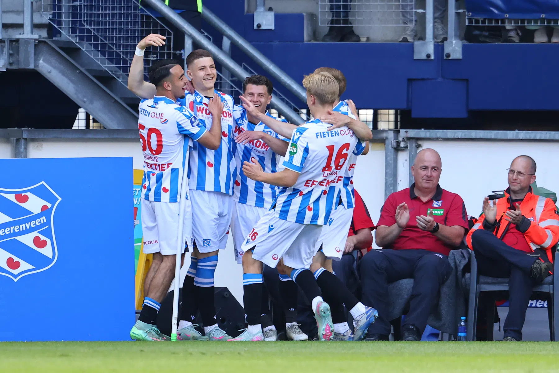 Feyenoord en Van Persie sluiten af met verlies bij feestend Heerenveen