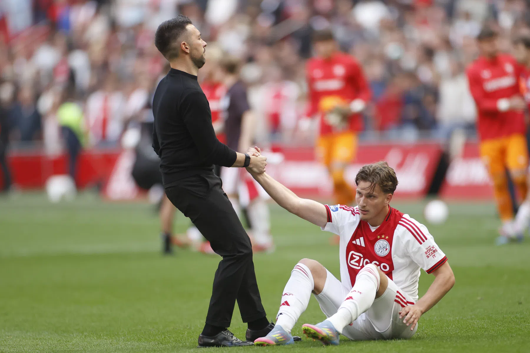 Trotse Farioli verklaart emoties en is mysterieus over toekomst bij Ajax