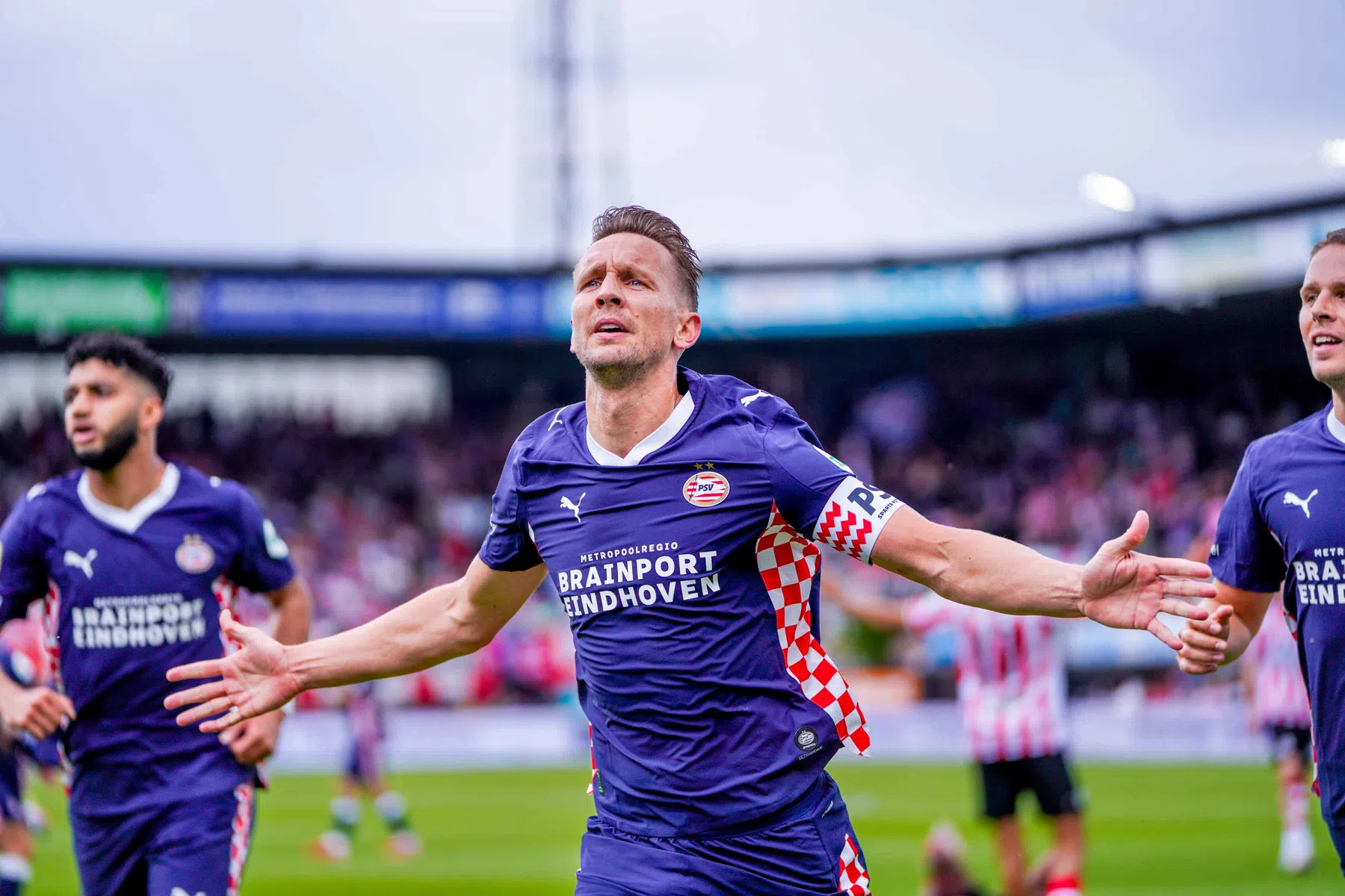 Kampioen PSV houdt hoofd koel bij apotheose bloedstollende titelrace