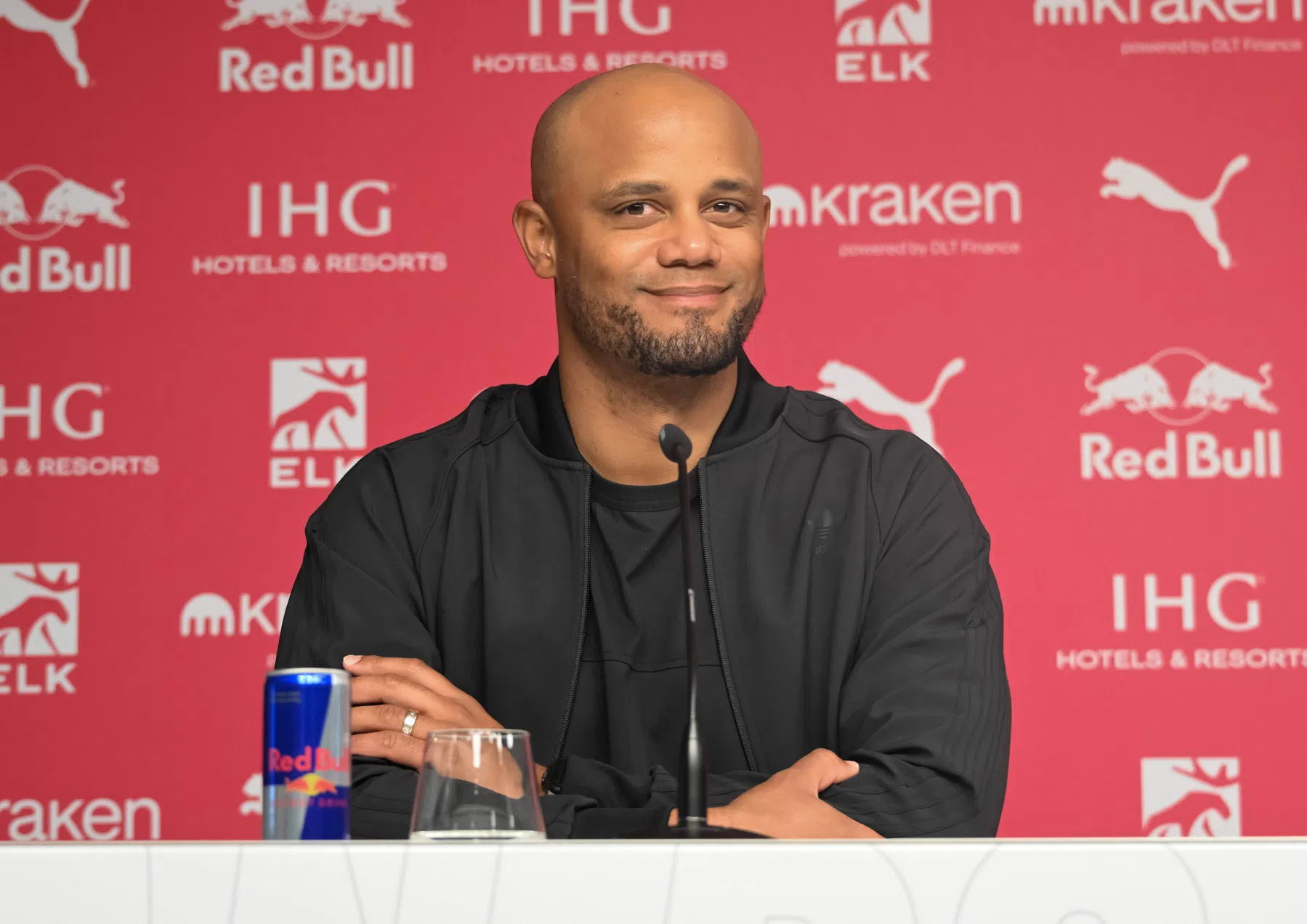 Kampioenstrainer Kompany sluit seizoen af met kortste persconferentie ooit