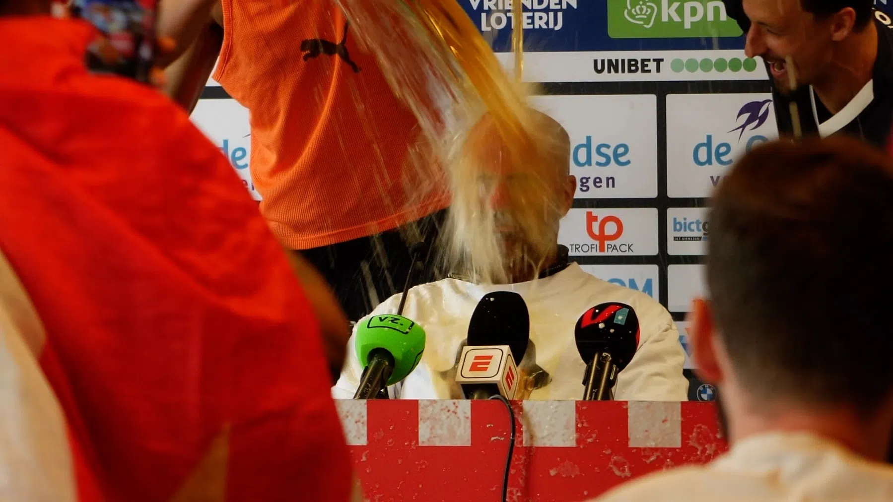 Bierdouche voor Bosz: spelers vallen persconferentie binnen