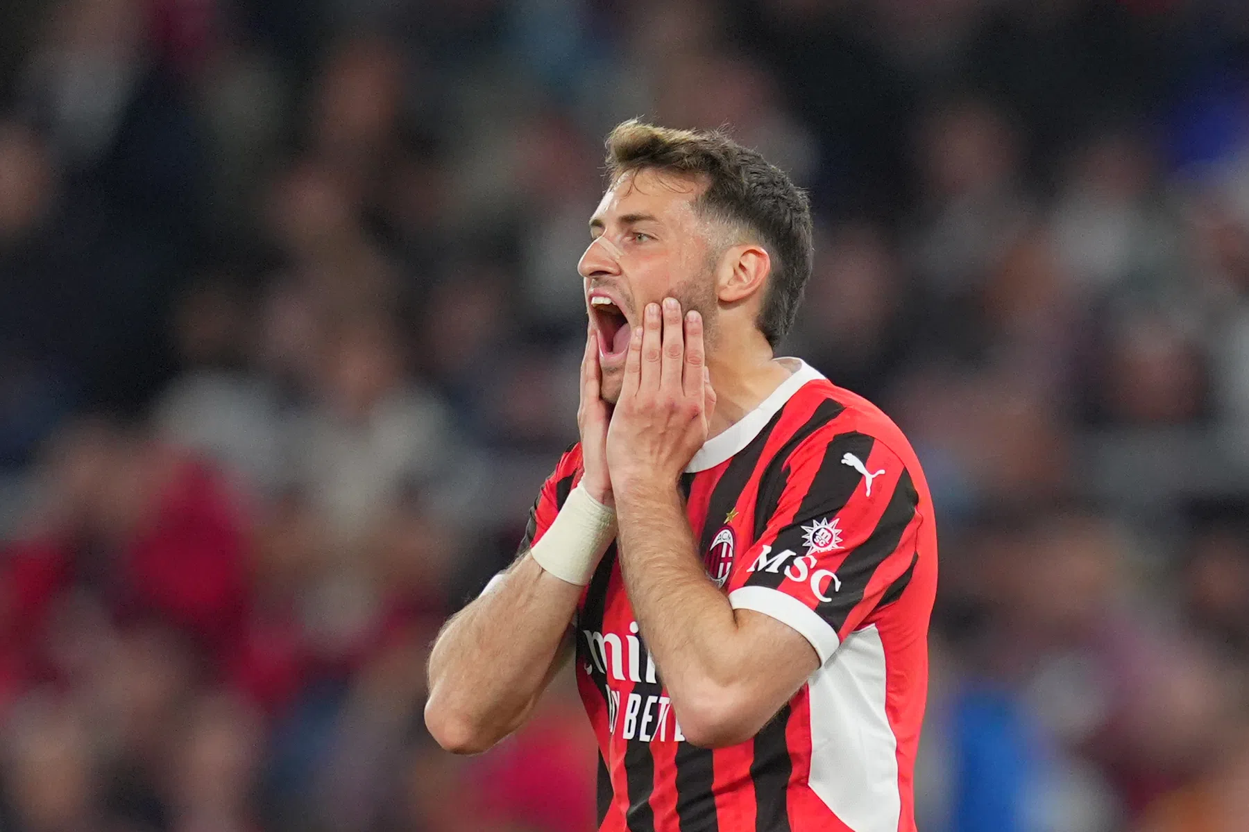 Giménez incasseert oliedomme rode kaart bij AC Milan