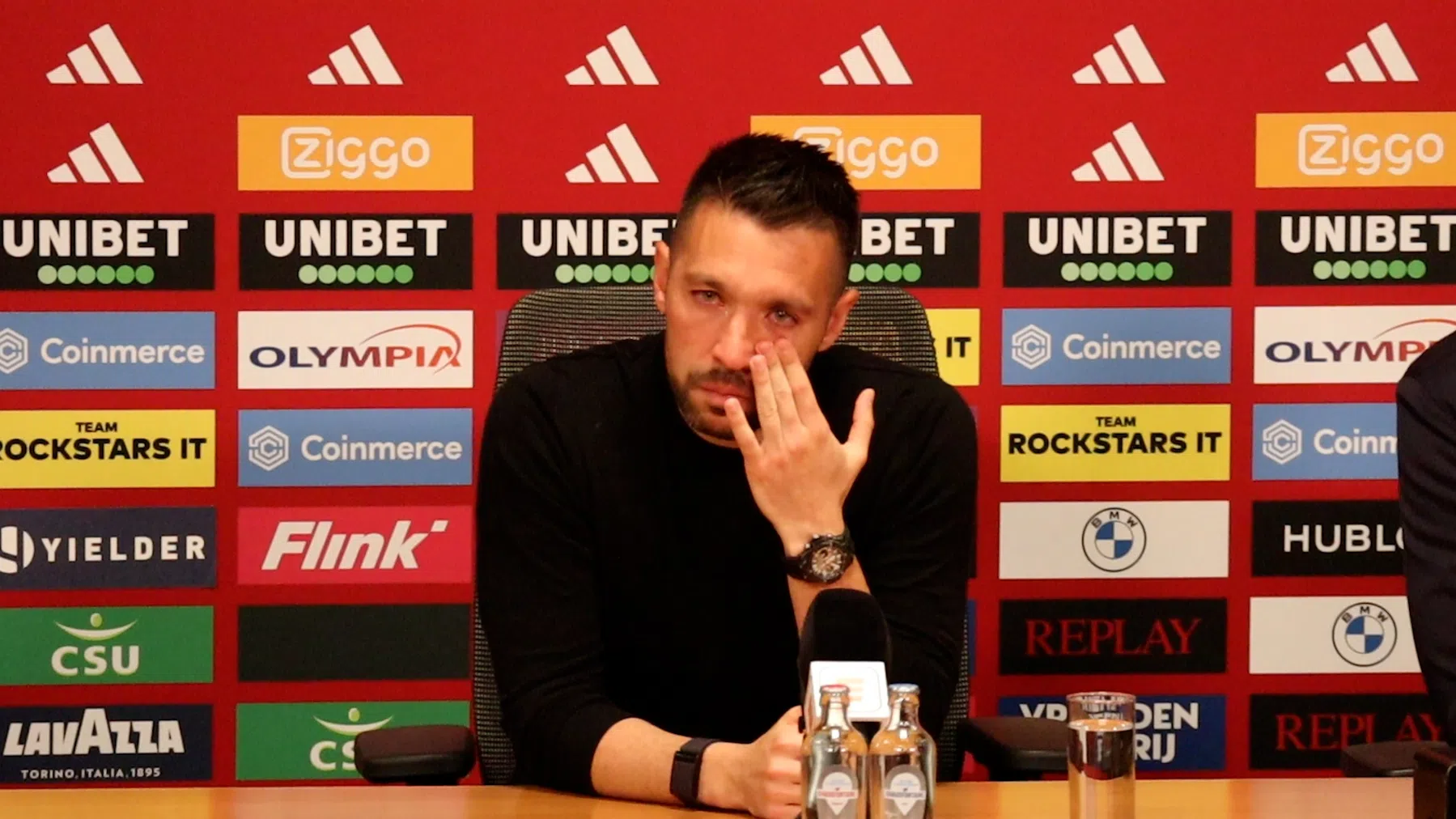 Farioli barst in tranen uit tijdens persconferentie