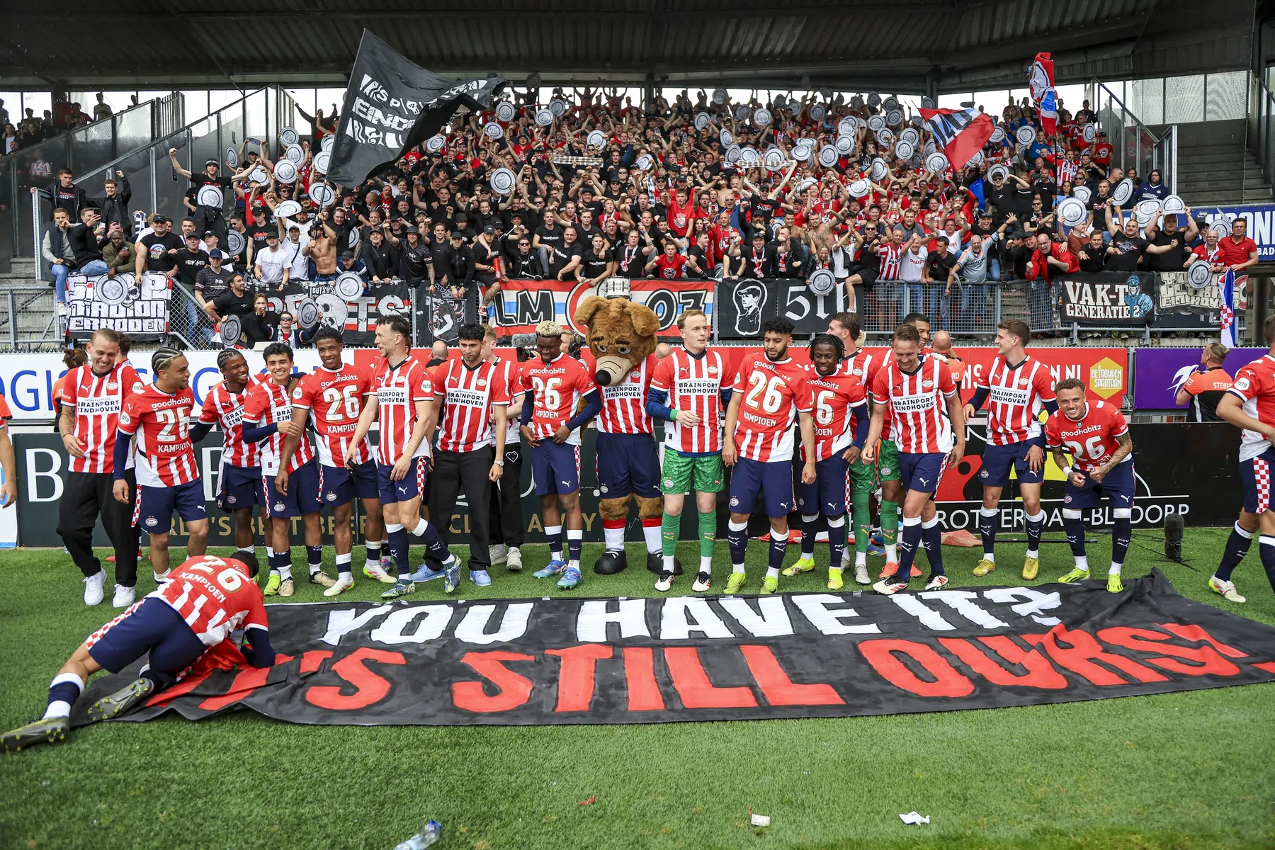 PSV ontvangt 26ste kampioensschaal uit handen van Cocu