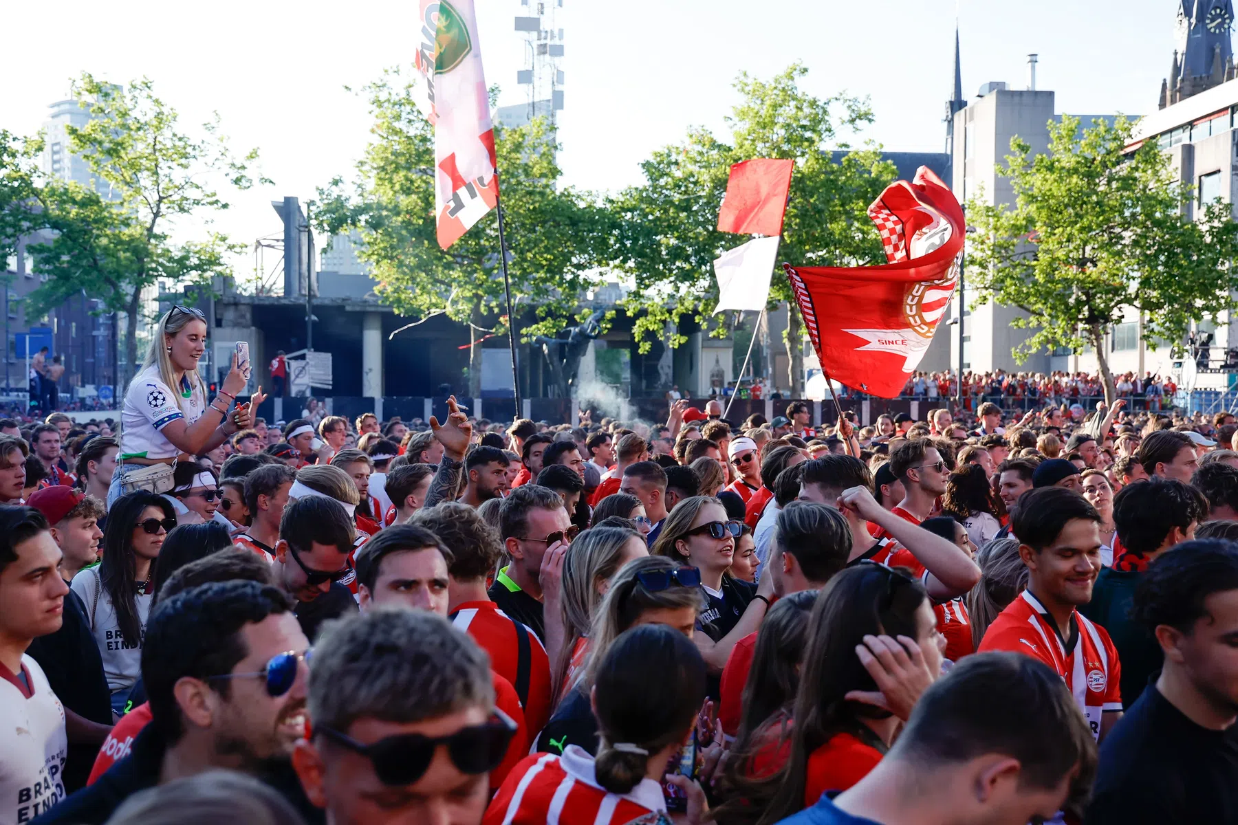 Waar volksfeest in Eindhoven bij druk bezochte huldiging PSV