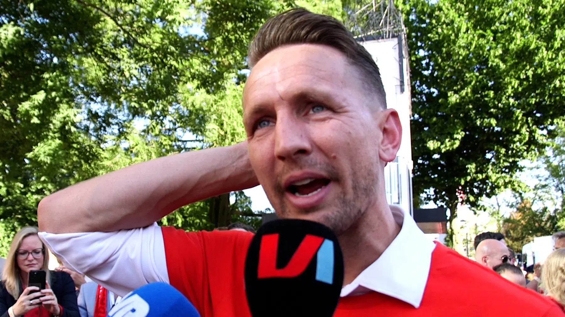 De Jong prijst Tillman en geeft advies: 'Jongens, telefoons weg en geniet'