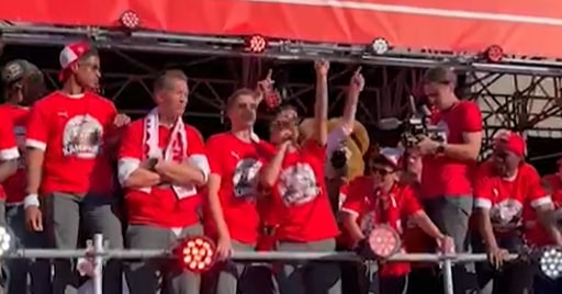 Mauro Júnior zet Nederlandstalig feestnummer in bij huldiging
