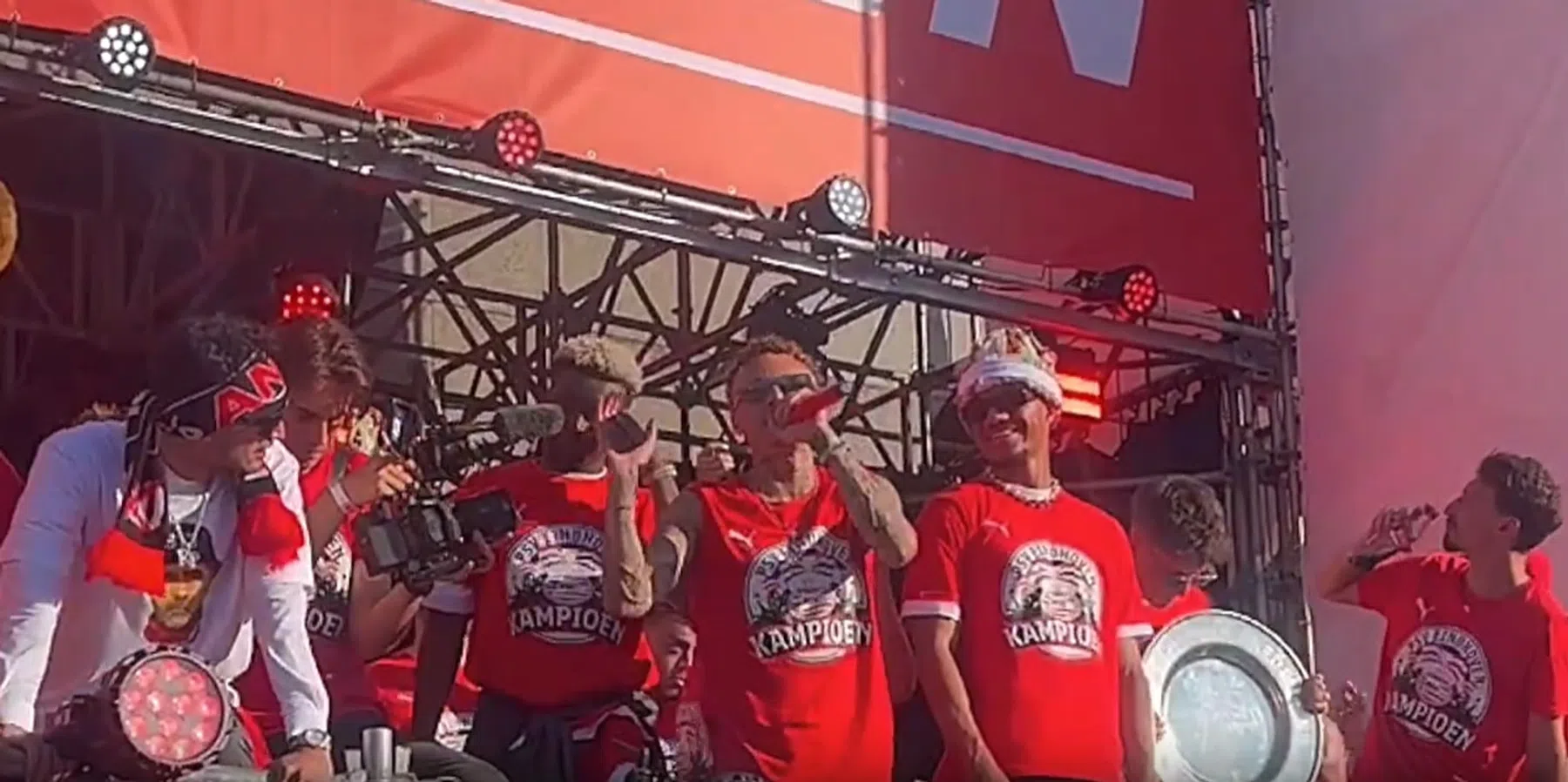 Noa Lang geeft op geheel eigen wijze een speech voor PSV-fans