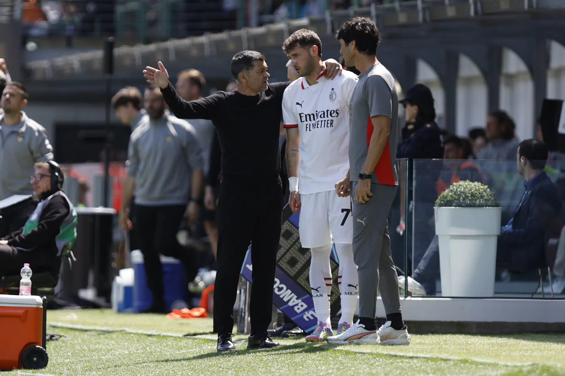 Milan-trainer vindt dat VAR met twee maten meet na rood voor elleboog Giménez