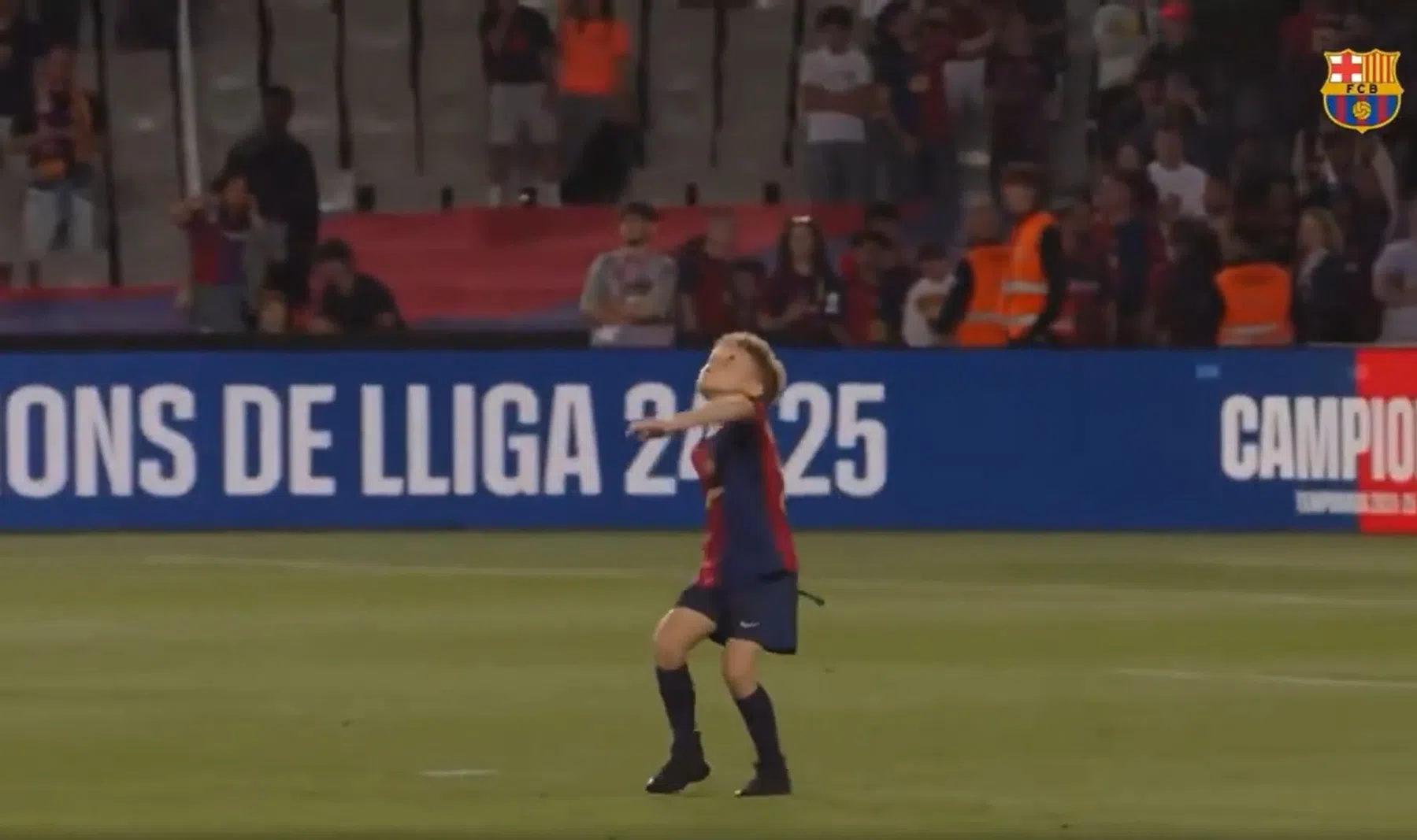 Szczesny ontneemt zijn zoon moment of fame voor ogen Barça-publiek