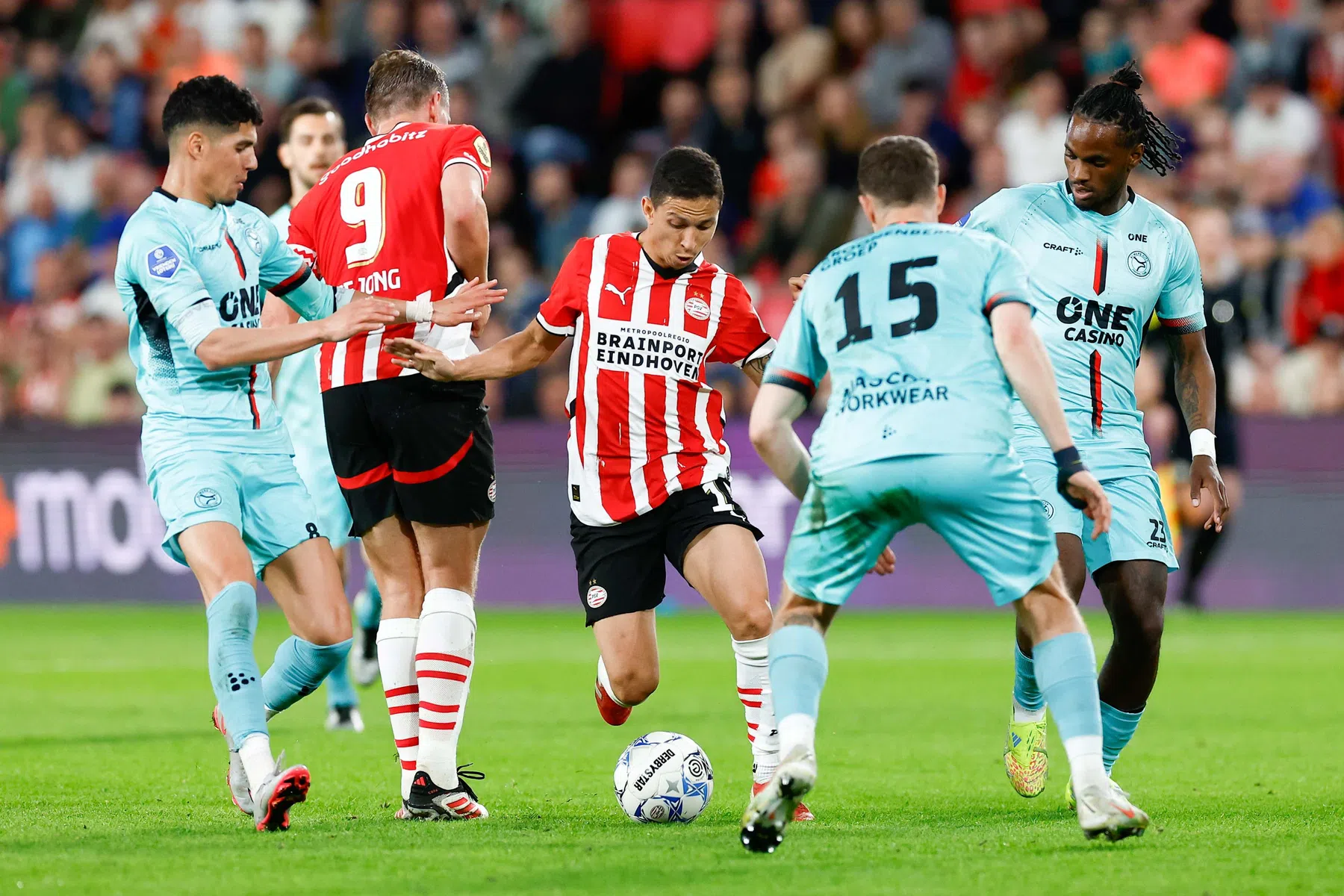 Prominenten over de PSV-titel: 'Dit seizoen vangt een beetje hoe het leven is'