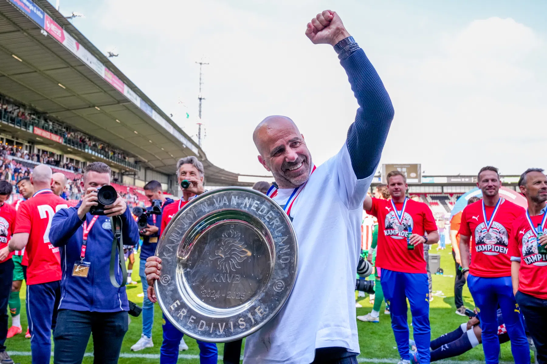 Bosz troeft Farioli en Simonis af als VI's Trainer van het Jaar