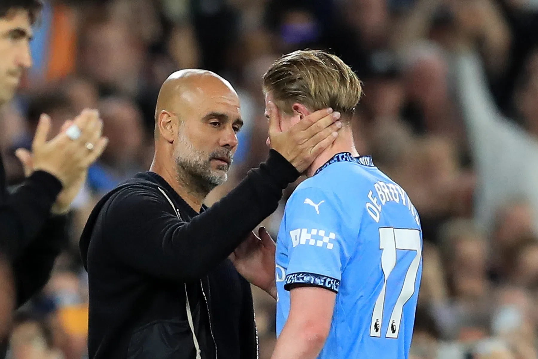 Guardiola in tranen bij afscheid van De Bruyne: 'Het is een verdrietige dag'