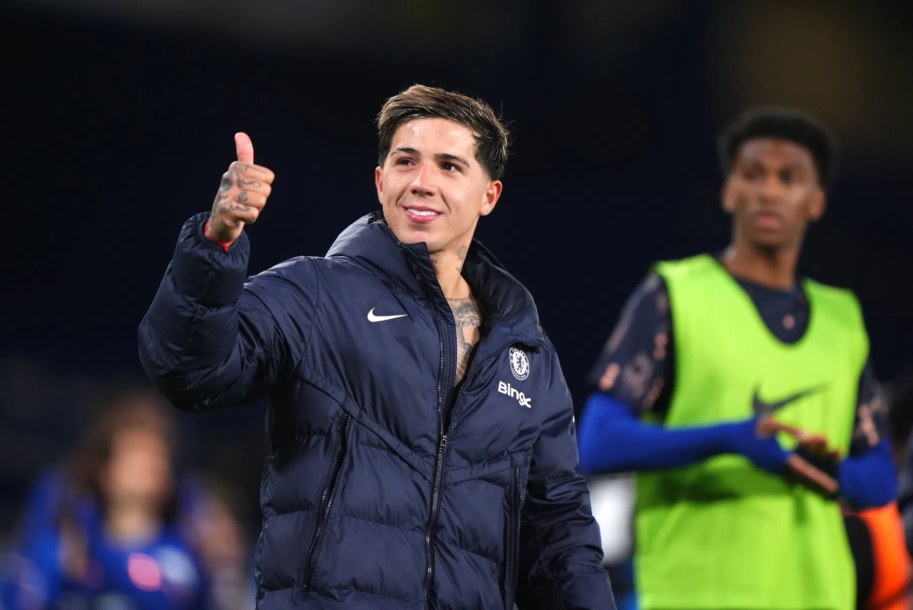 Chelsea-middenvelder flirt te midden van geruchten vrolijk met Real Madrid