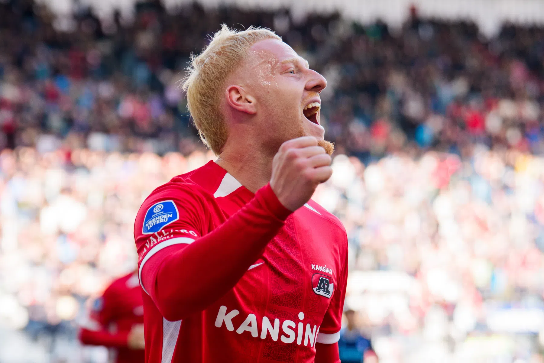 Meerdink schiet AZ met hattrick naar finale Europese play-offs