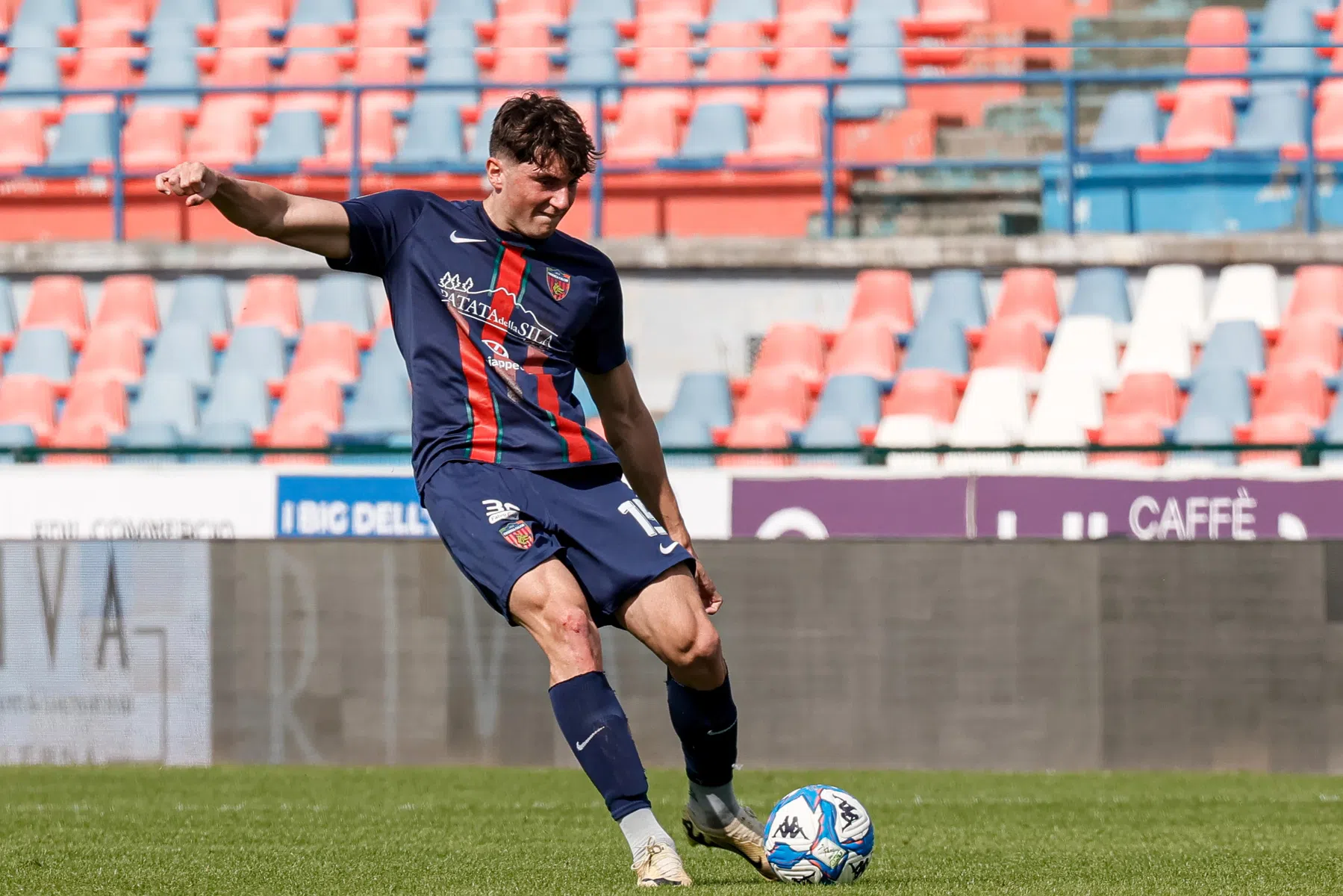 Welke club durft deze 23-jarige Italiaanse verdediger nog op te pikken?