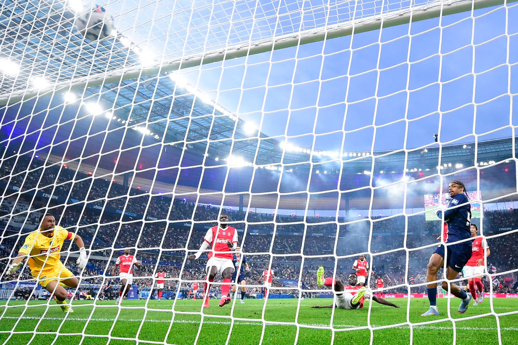 Oppermachtig PSG houdt met winst Coupe de France kans op treble