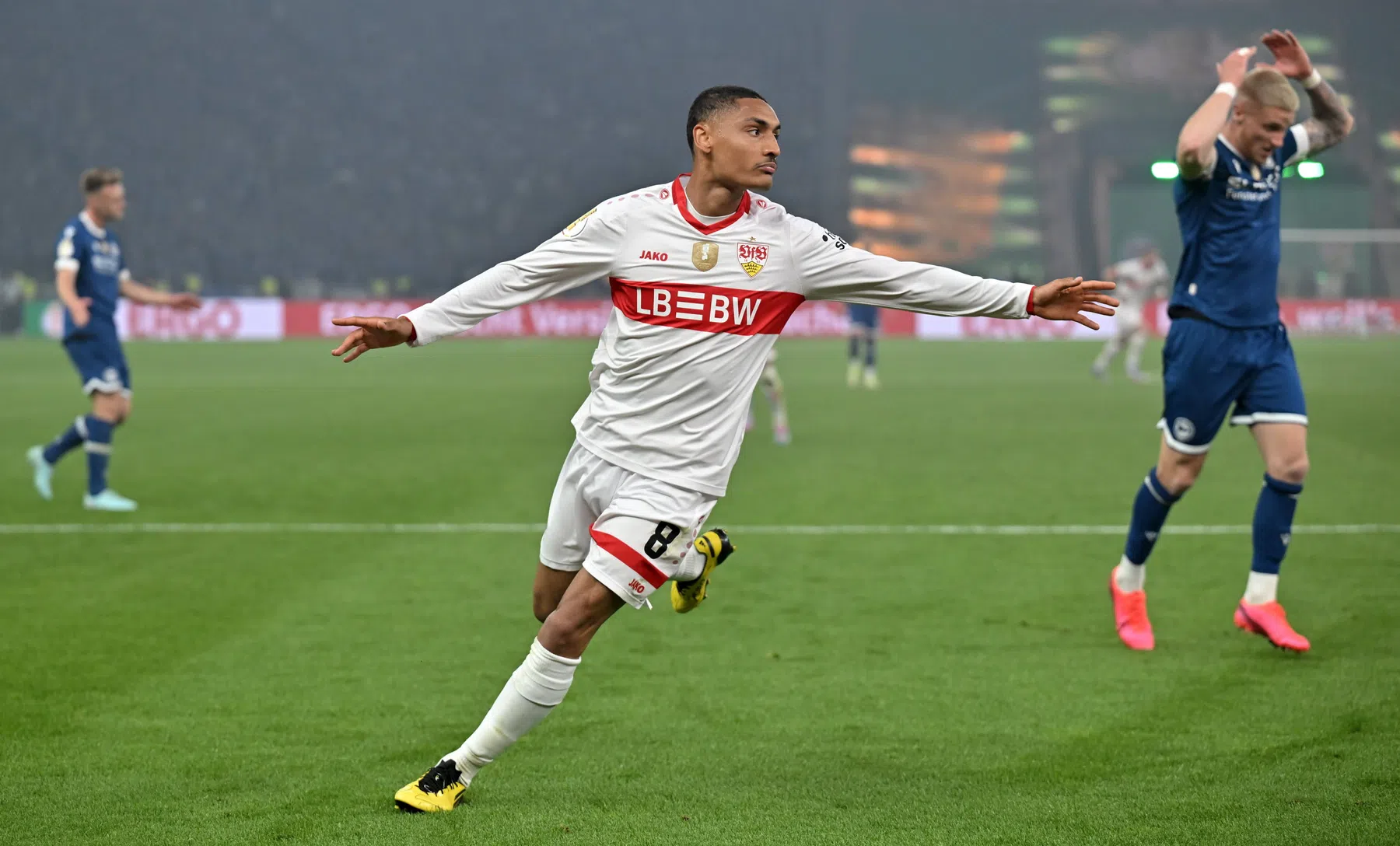 Stuttgart pakt na doldwaas kwartier DFB-Pokal ten koste van reuzendoder Arminia
