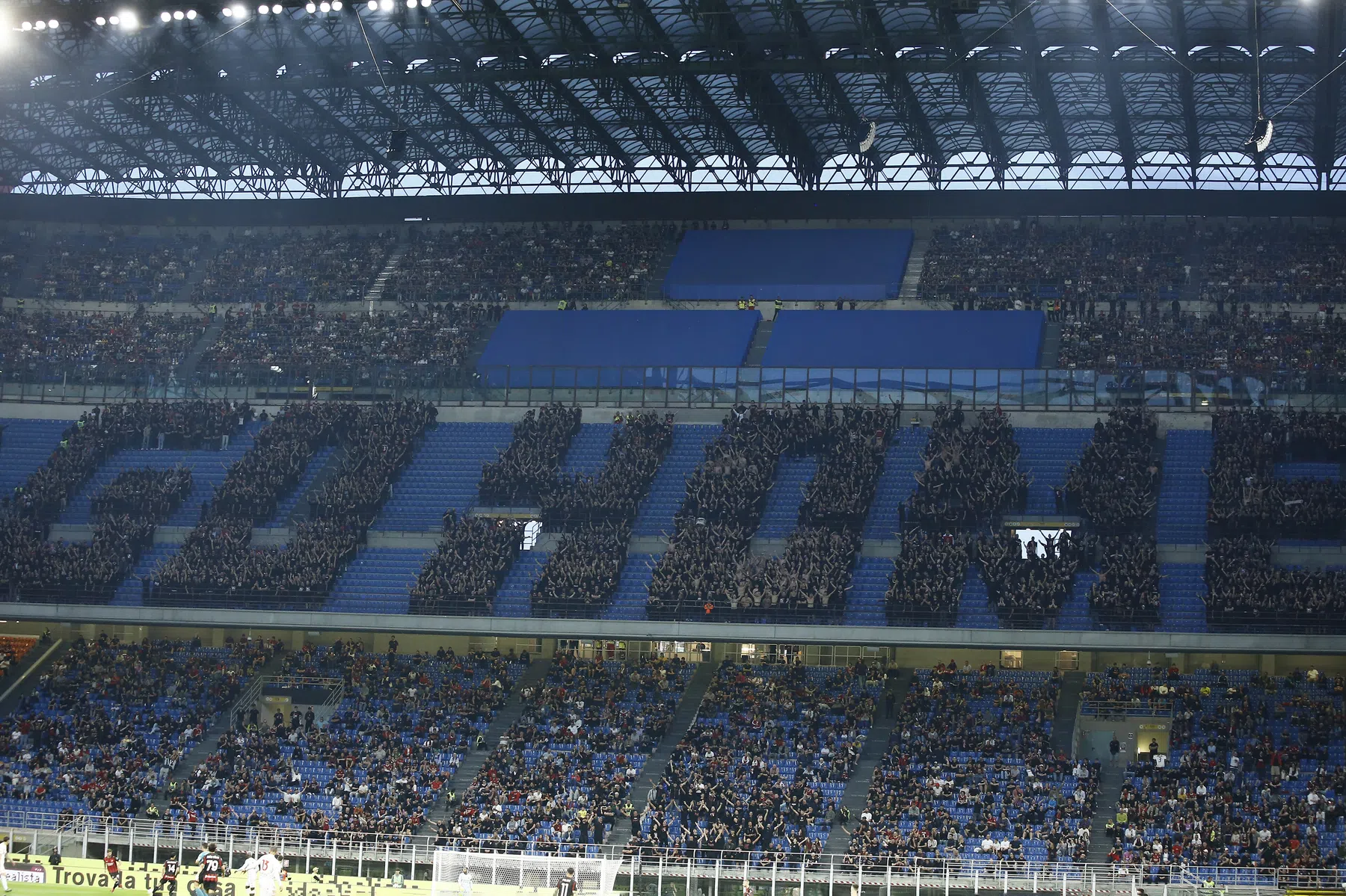 Protesten van woedende fans overschaduwen zege AC Milan