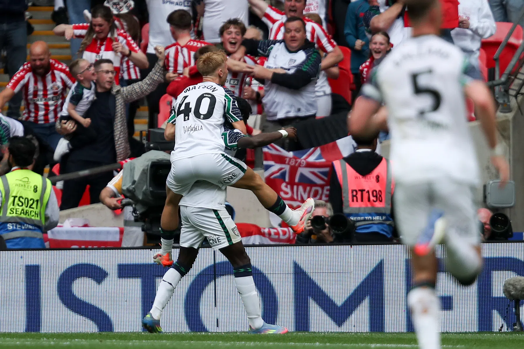 Wembley ontploft: Sunderland na goal in blessuretijd terug in Premier League