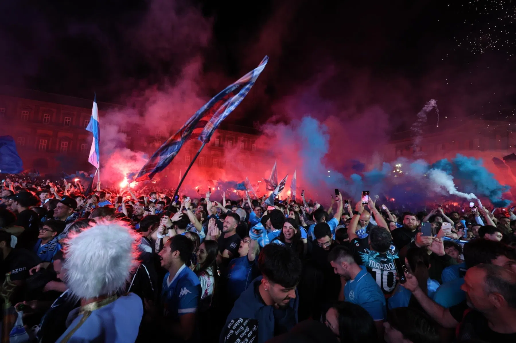 Napoli-fans in extase na gewonnen Scudetto: 'Alsof ik een kind heb gekregen'