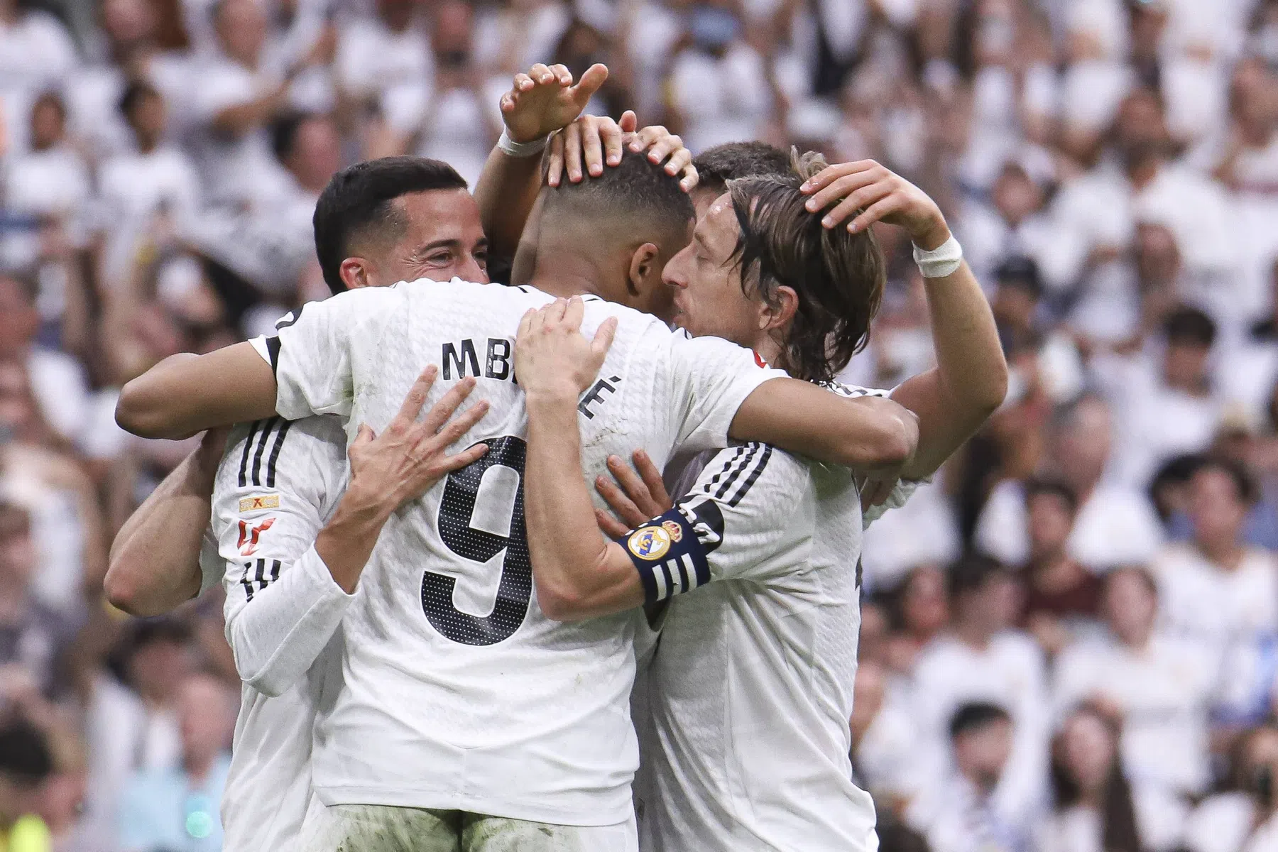 Mbappé doet gooi naar Gouden Schoen bij emotioneel afscheid Modric