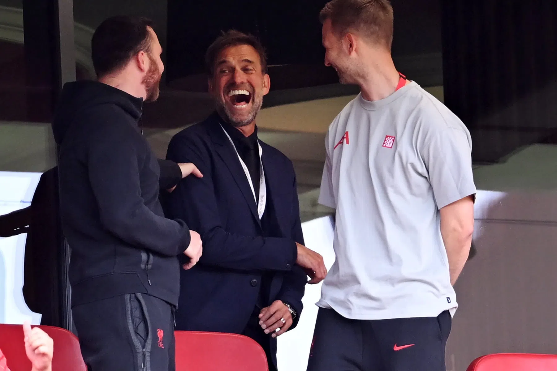 Ultieme feestmiddag op Anfield: dubbele erehaag en zingende Klopp