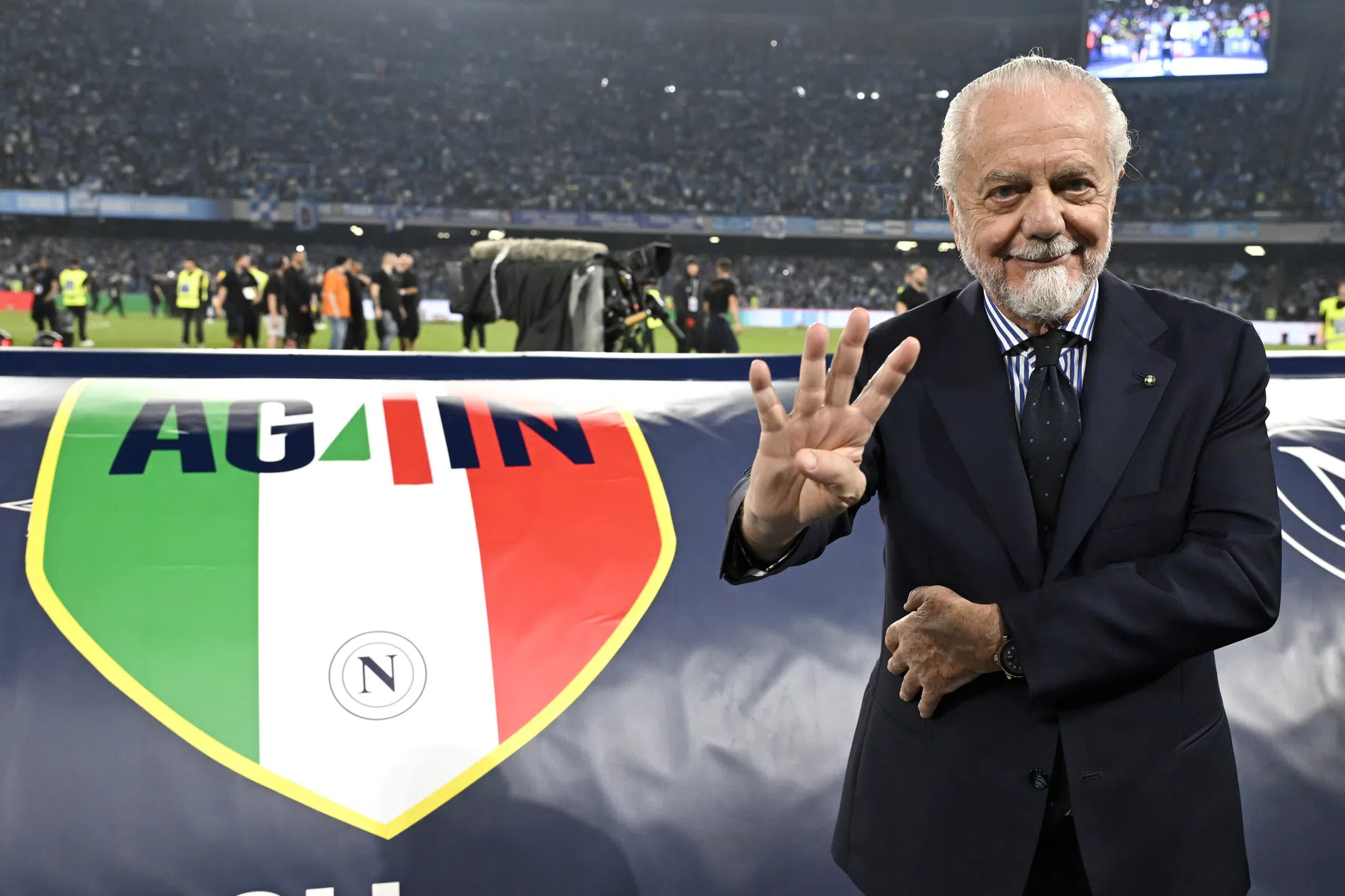Napoli-preses speelt psychologisch spel met Conte over toekomst