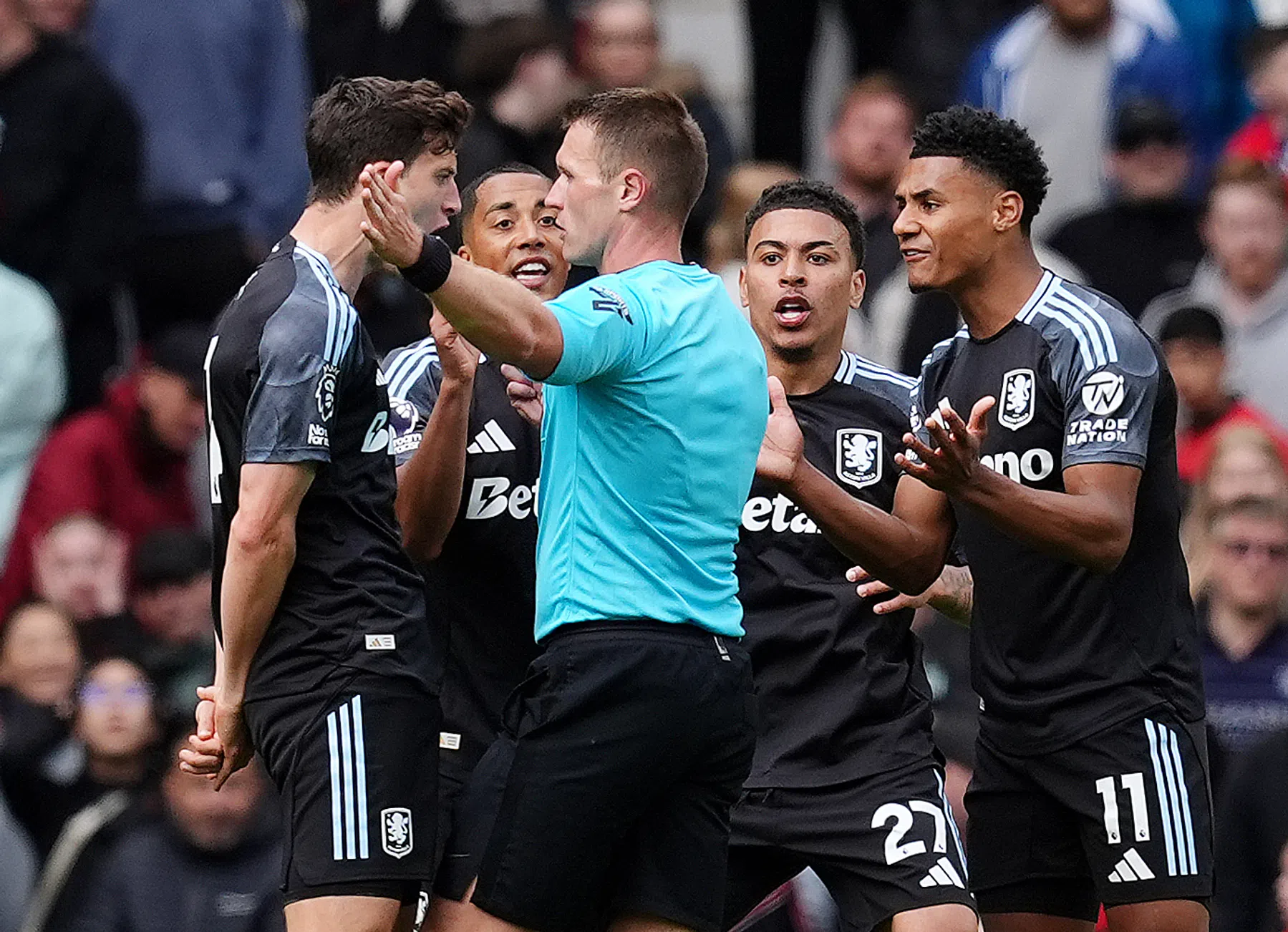 Aston Villa dient officiële klacht in na cruciale arbitrale fout op slotdag