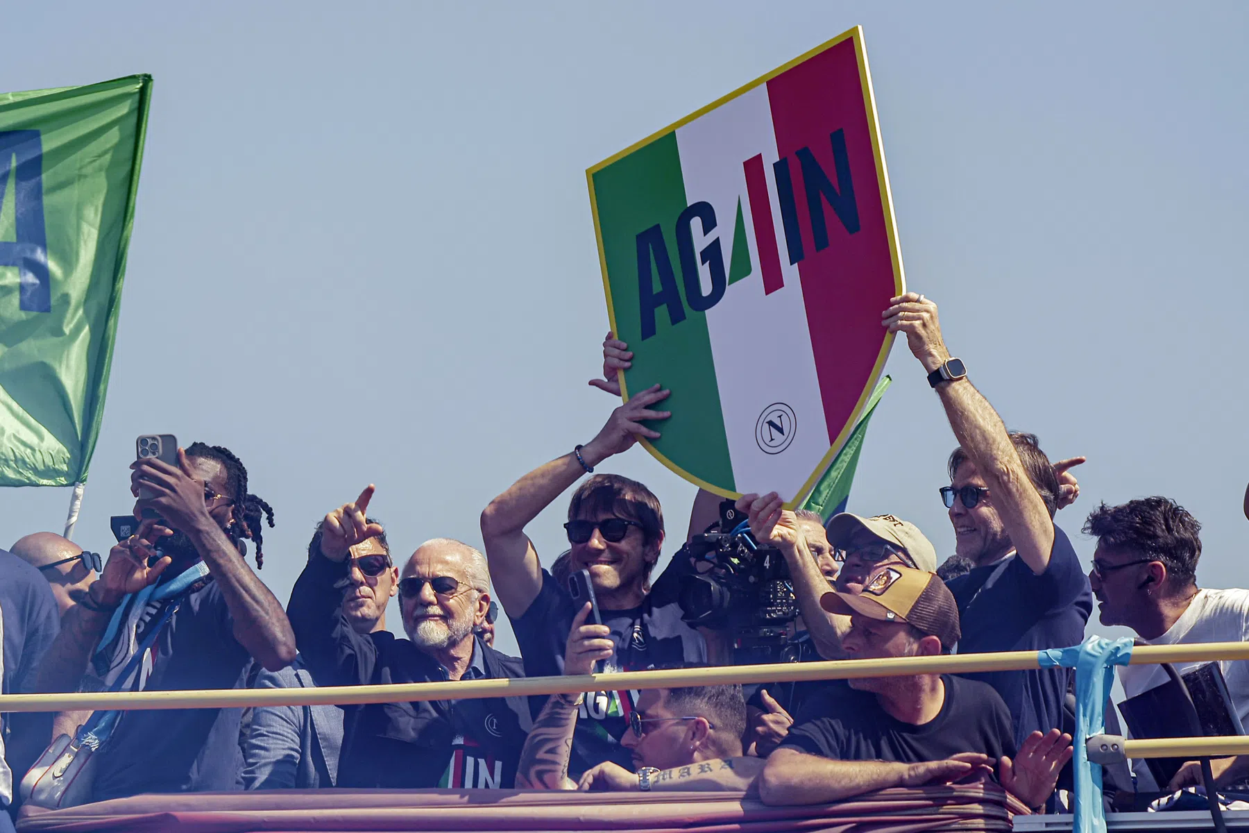 Napoli-voorzitter geeft tijdens titelfeest volgende hint over toekomst Conte