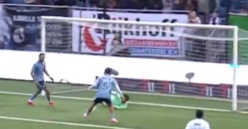 Bizarre eigen goal laat Willem II zweten in play-offfinale tegen Telstar