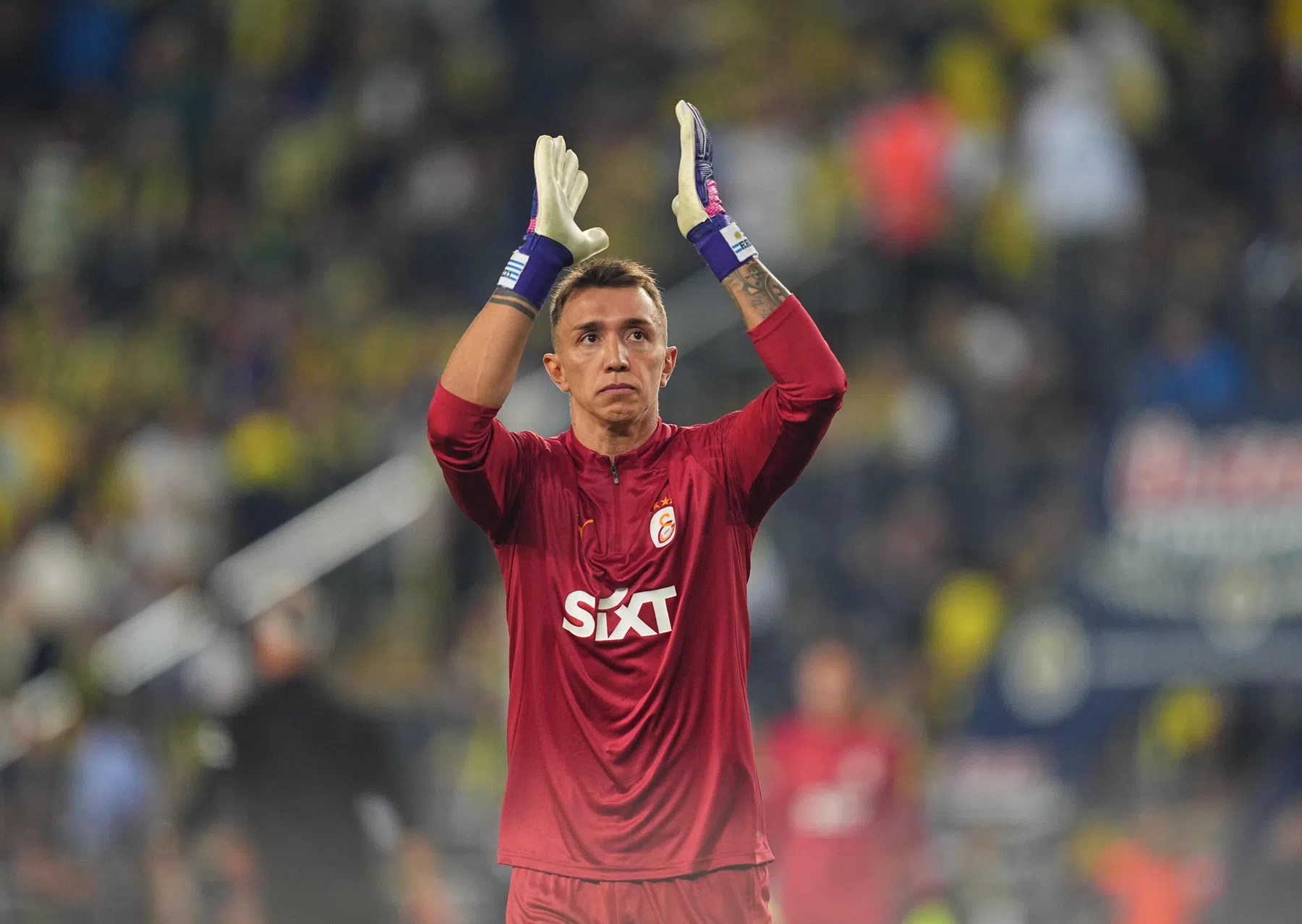 Keeper Muslera (38) neemt met goal in voorlaatste duel afscheid van Gala