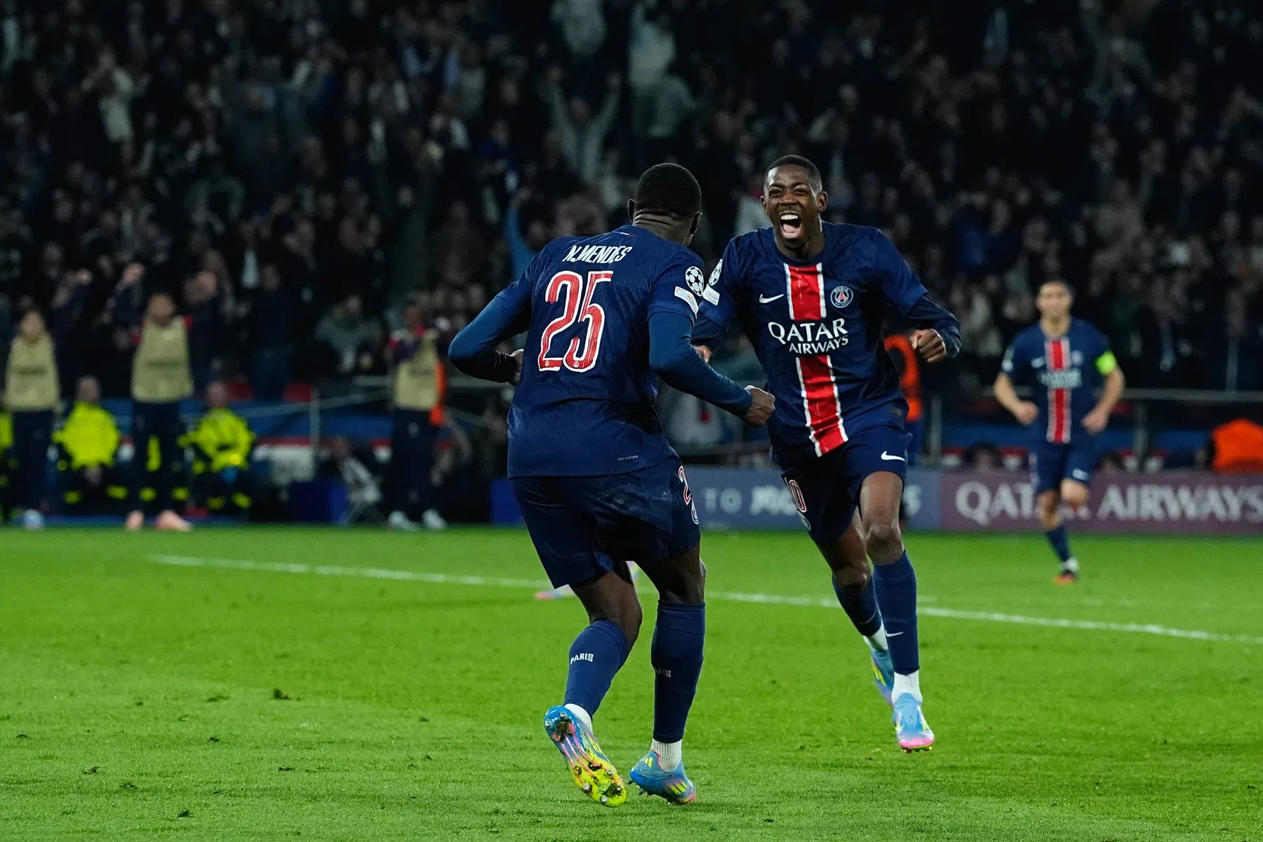 PSG aast op zeldzaam Frans succes, Dumfries en De Vrij willen Aké opvolgen