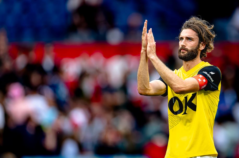 Hoe vriendenweekend vertrekkende cultheld Van den Bergh aan NAC verbond