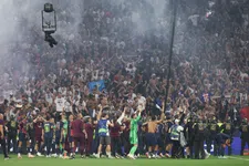 Thumbnail for article: PSG kleurt Eiffeltoren, Neves knipt doel kapot en fans ruïneren veld voor Ronaldo