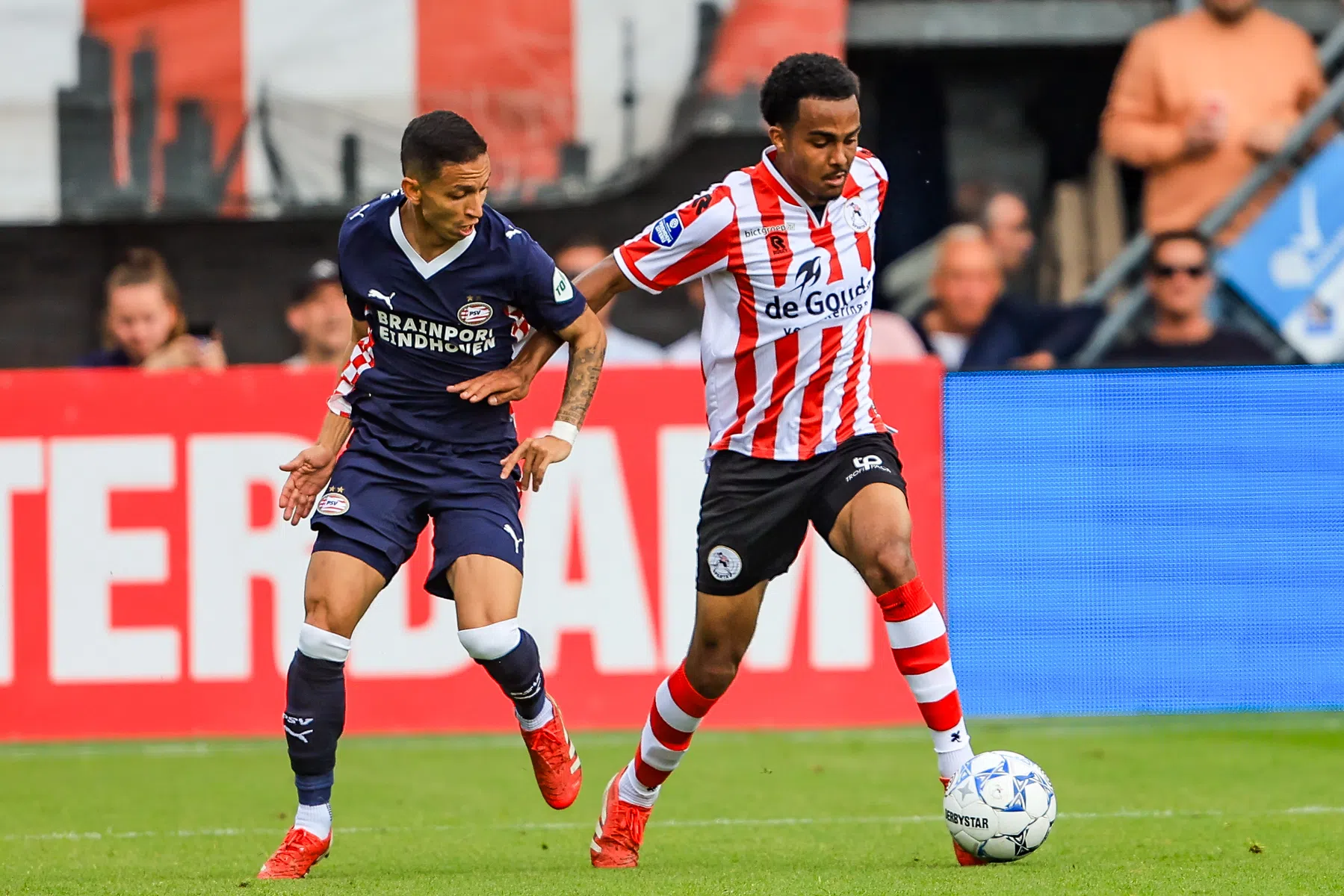 PSV heeft ook Young in het vizier en meldt zich bij Sparta 