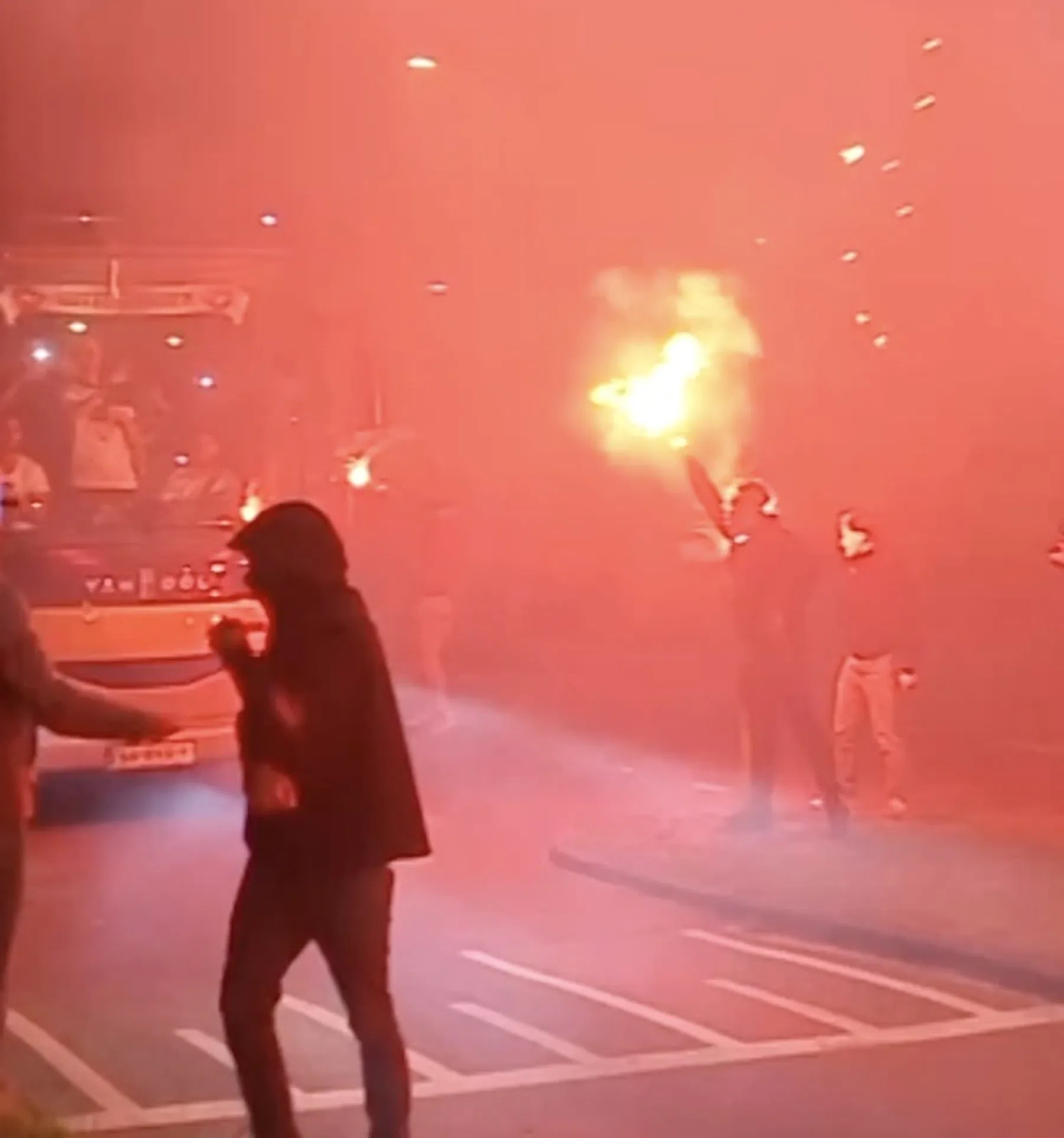 Prachtige beelden: Telstar-bus opgewacht bij stadion door uitzinnige fans