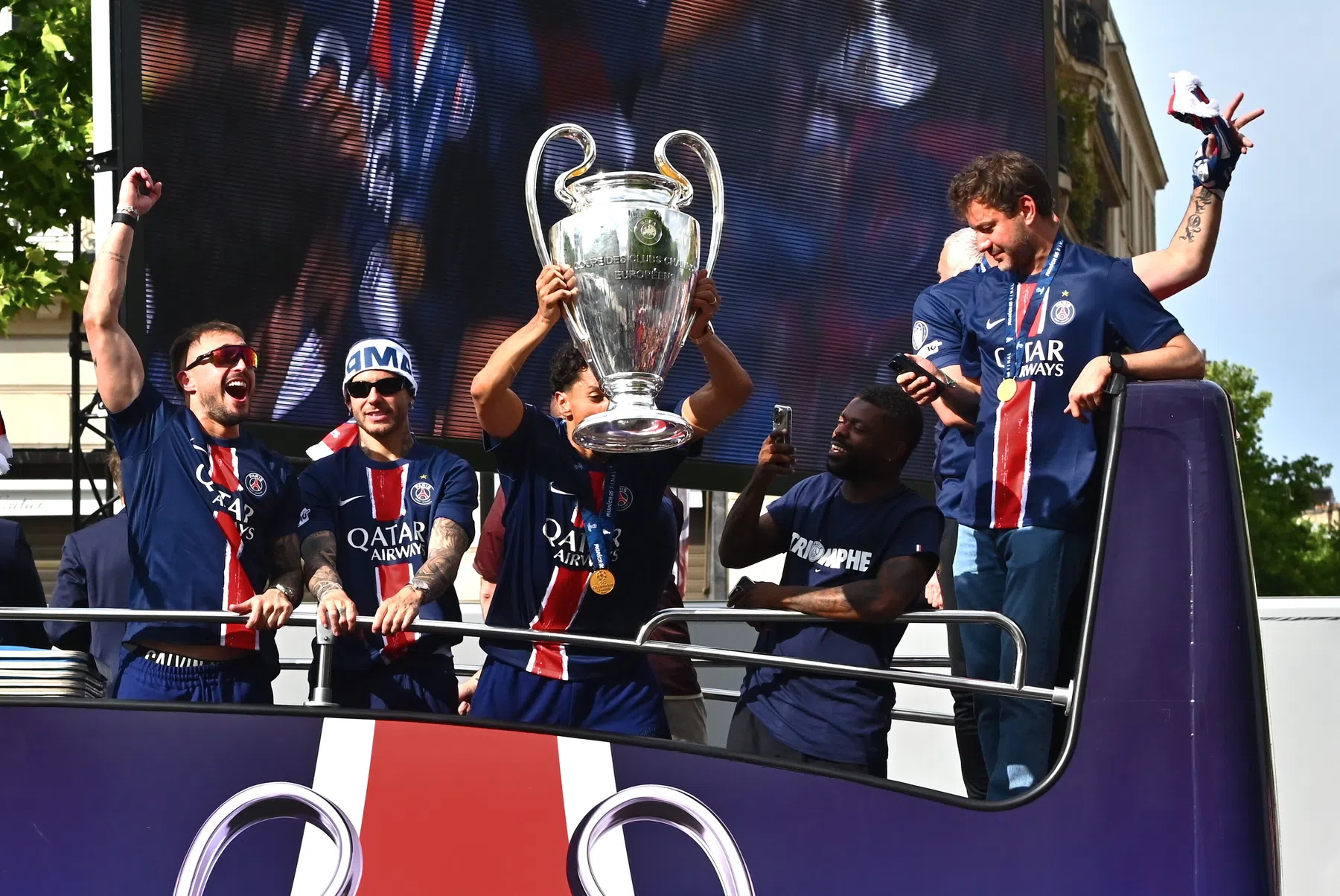 De beelden: Champions League-winnaar PSG gehuldigd in Parijs