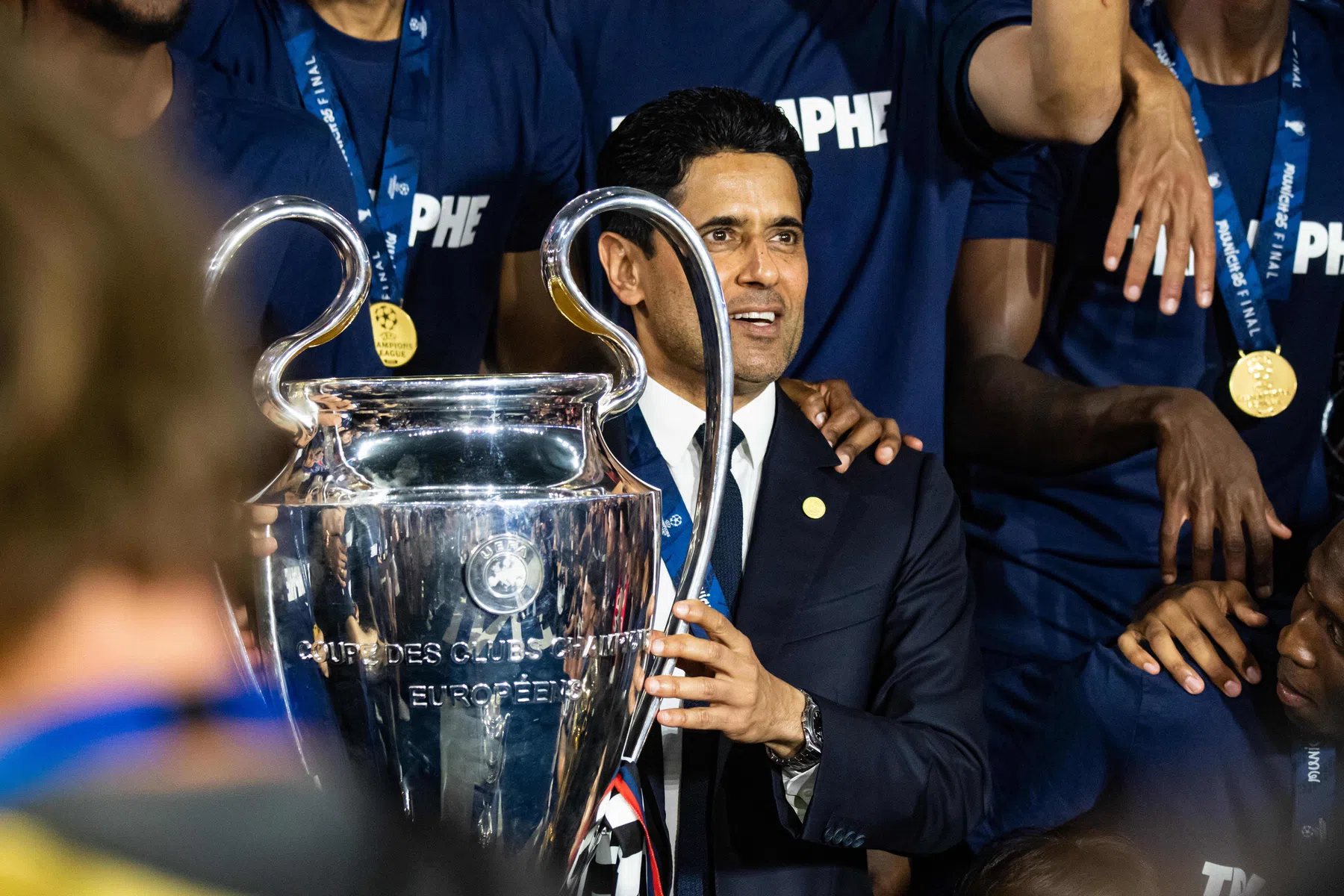 PSG-preses Al-Khelaïfi sliep met de beker: 'Ik dacht dat het een droom was'