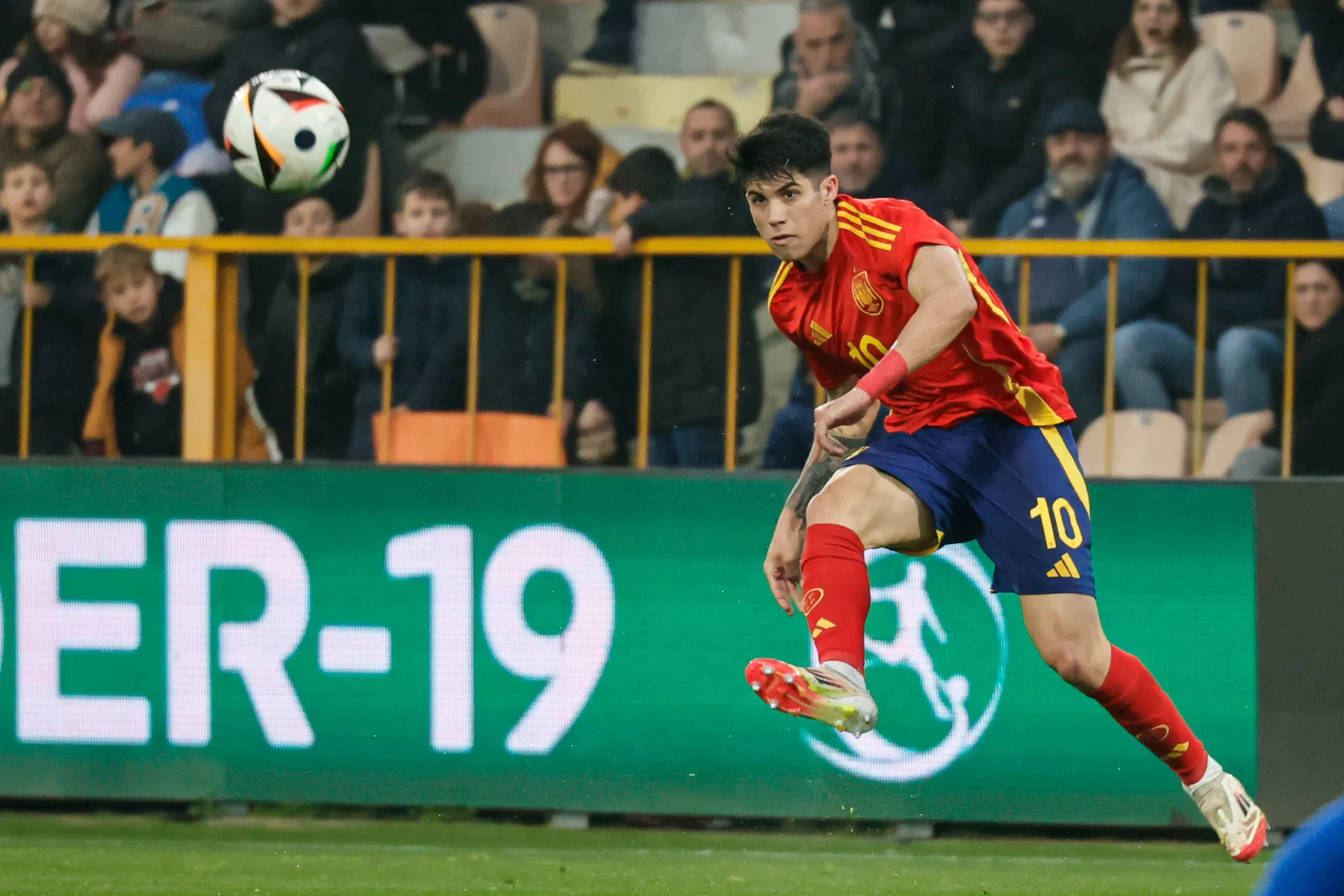 Newcastle presenteert door Barcelona en Real Madrid begeerd talent