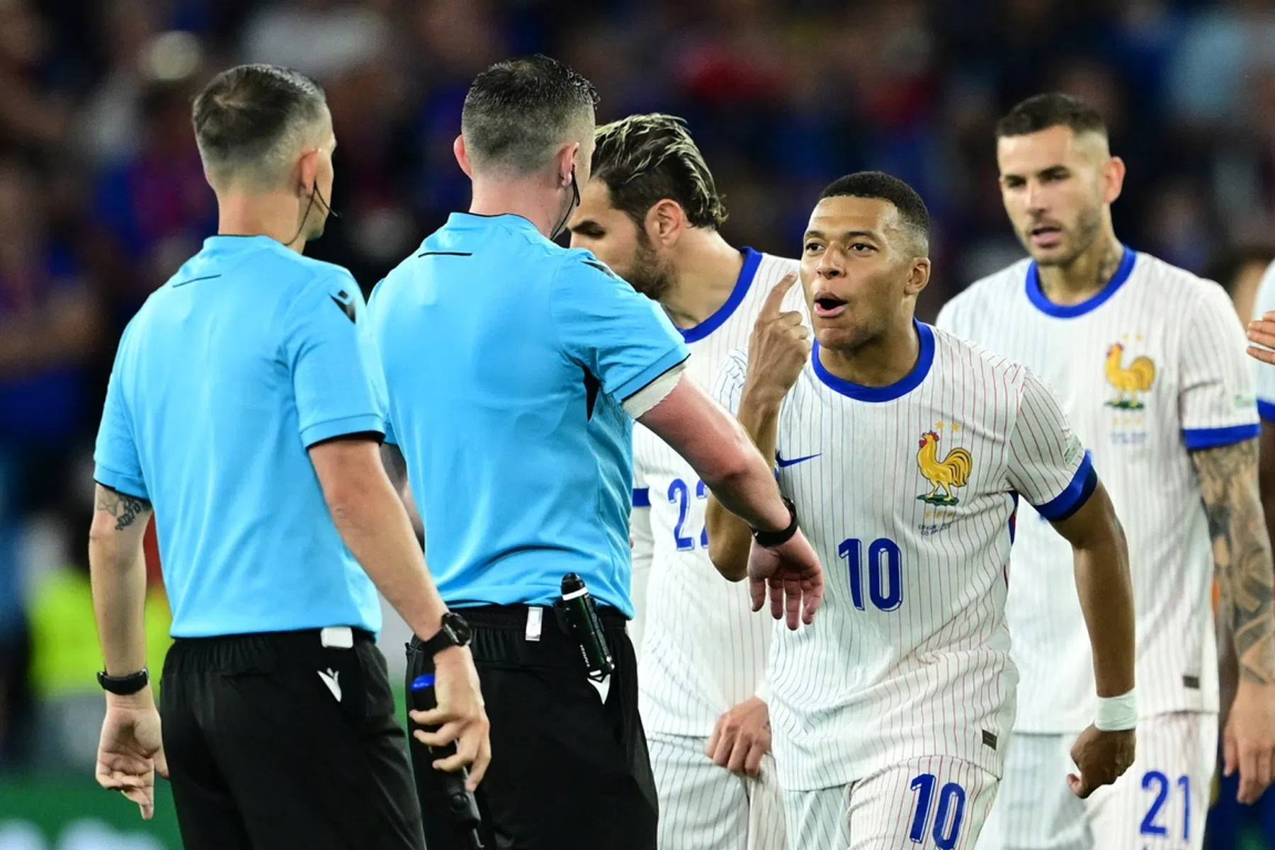 Mbappé checkt horloge van scheidsrechter Oliver: 'We zijn boos'