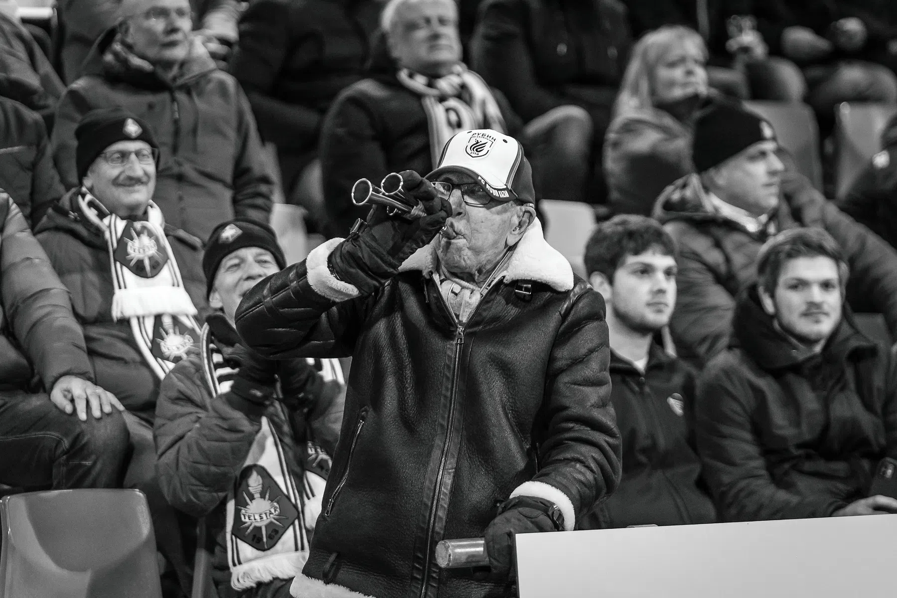 Terug naar de avond met Jomanda, een van de kleurrijkste fans van Nederland