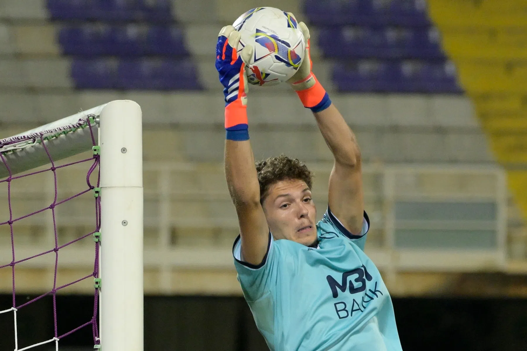 Liverpool en Slot halen jonge Hongaarse doelman naar Anfield
