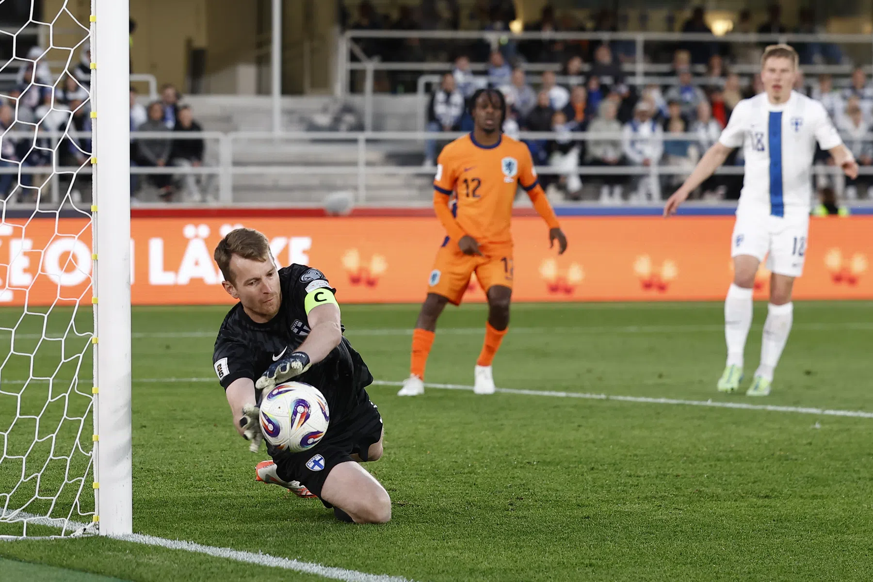 Finse keeper steekt de draak met Frimpong en heeft boodschap voor Flekken
