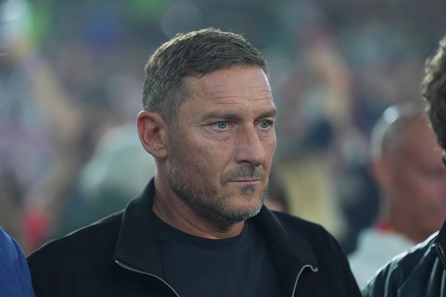 Totti (48) kan het nog: subliem doelpunt vanaf de middenlijn