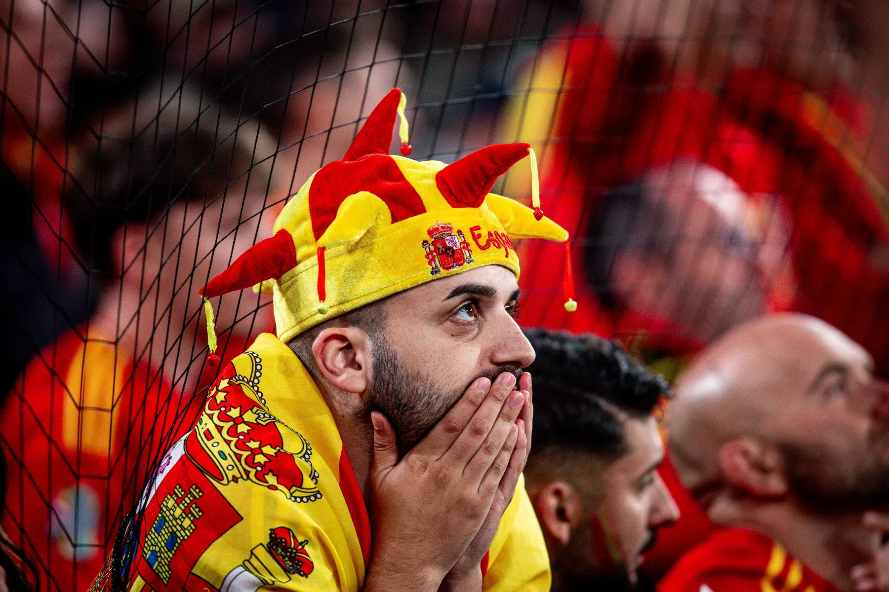 UEFA bevestigt: fan overleden na val van tribune tijdens finale Nations League