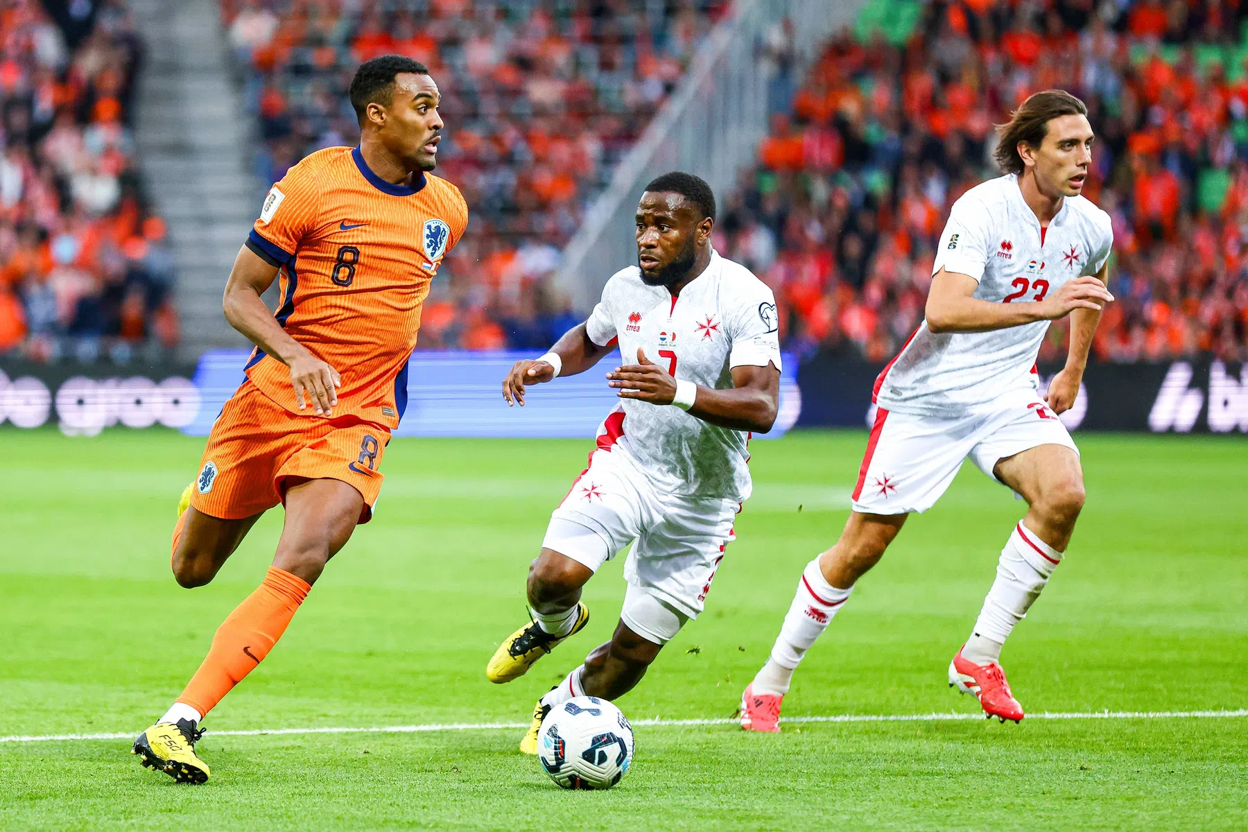 Gravenberch lovend over rol Memphis: 'Hij is als een grote broer voor ons'