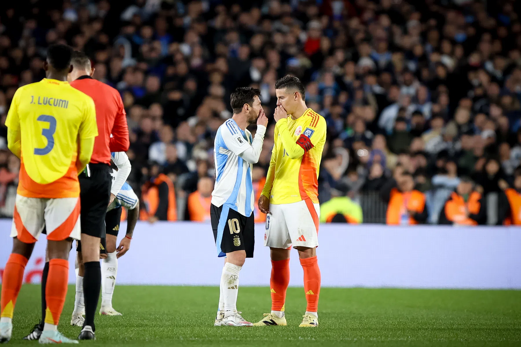 Messi sneert naar Rodriguez tijdens verhitte clash: 'Jij praat te veel'