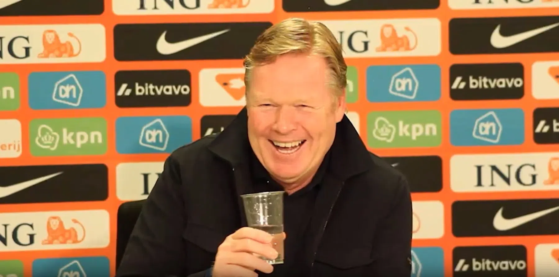 Koeman grapt na kritische vraag journalist: 'Jij wijst toch altijd naar mij'
