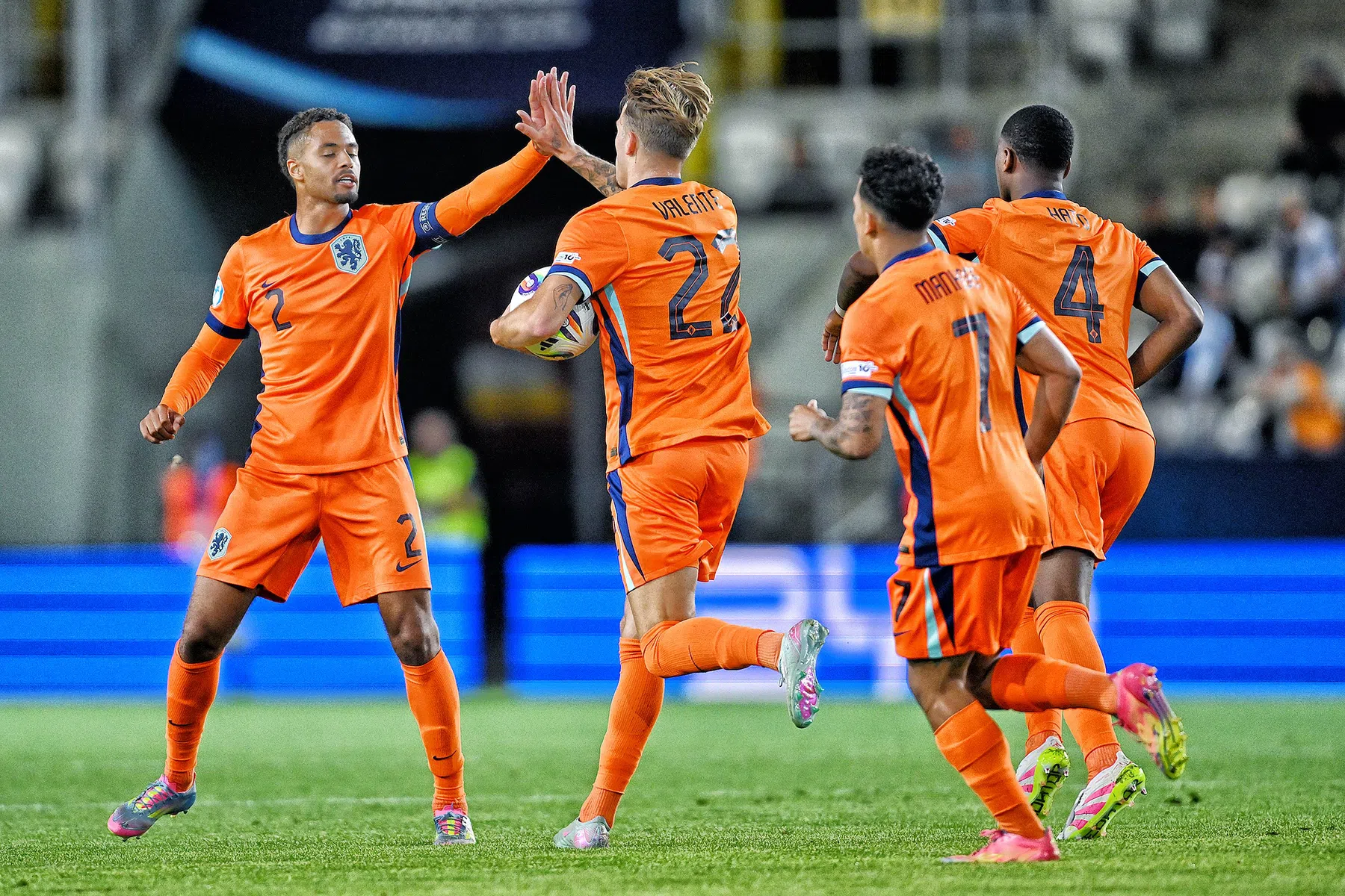 Invallers Valente en Poku behoeden Jong Oranje voor blamage tegen Finland